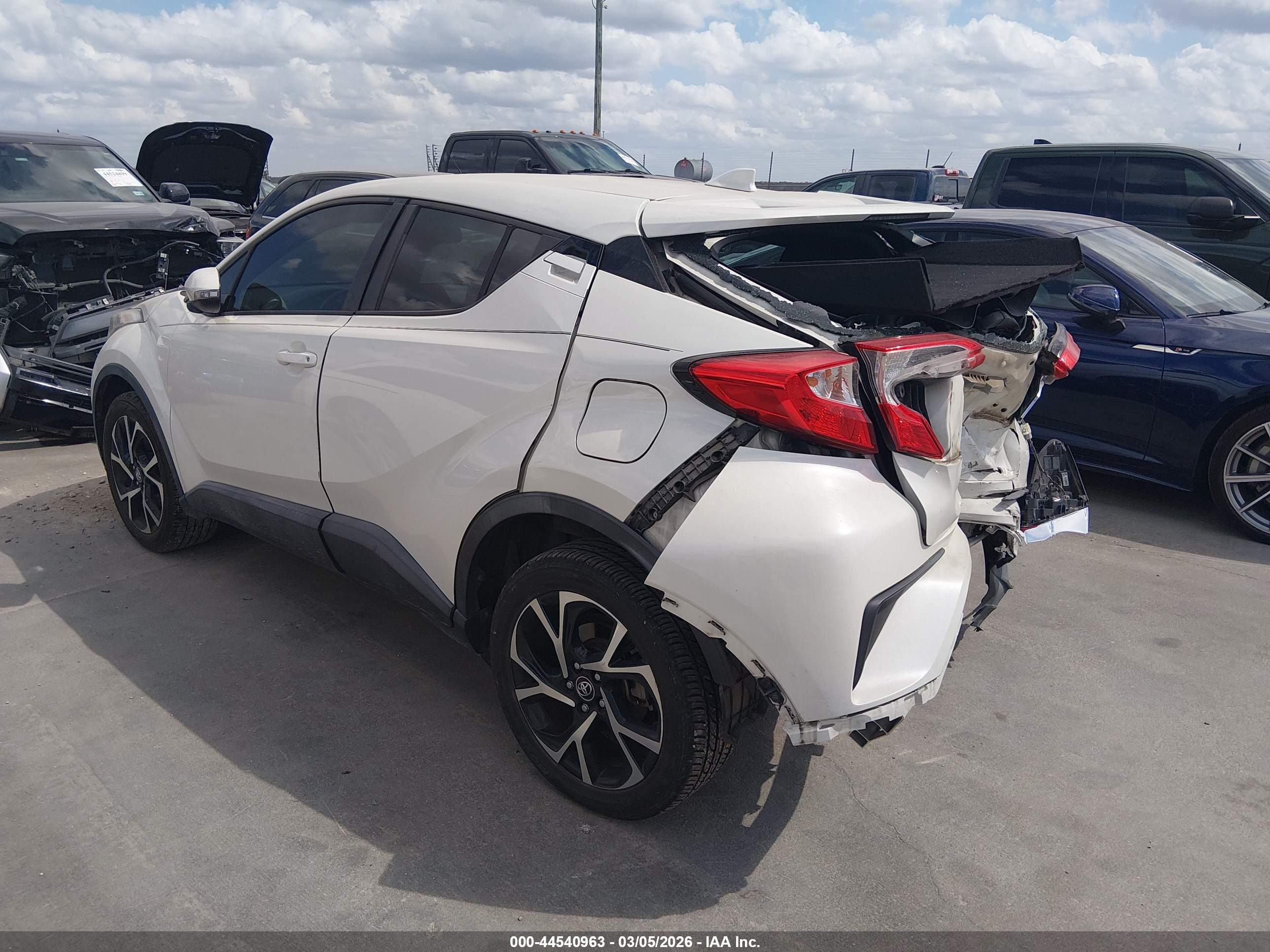 TOYOTA C-HR image 3