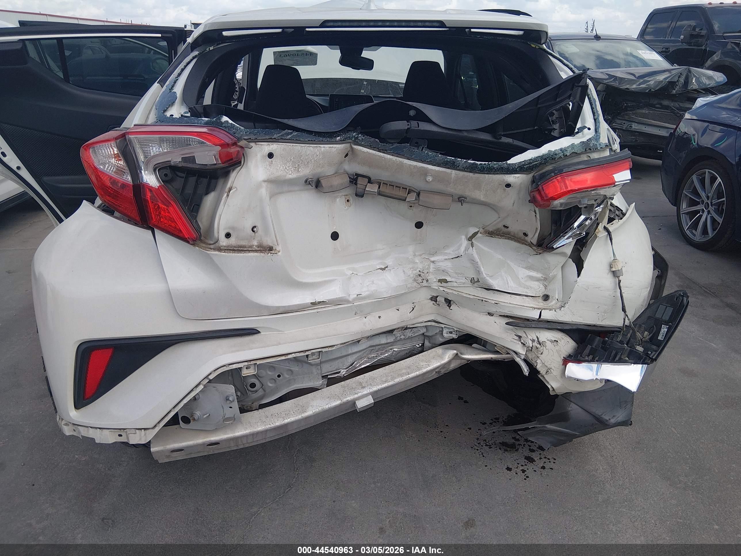 TOYOTA C-HR image 6