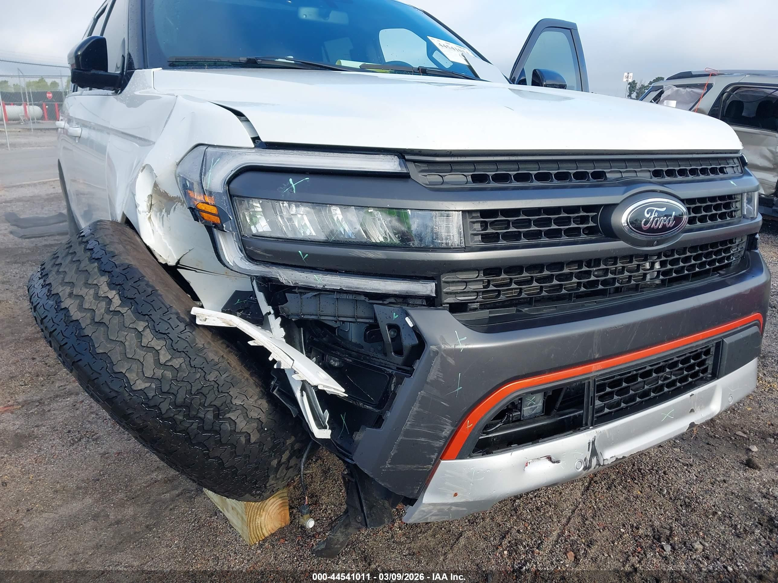 FORD EXPEDITION image 6