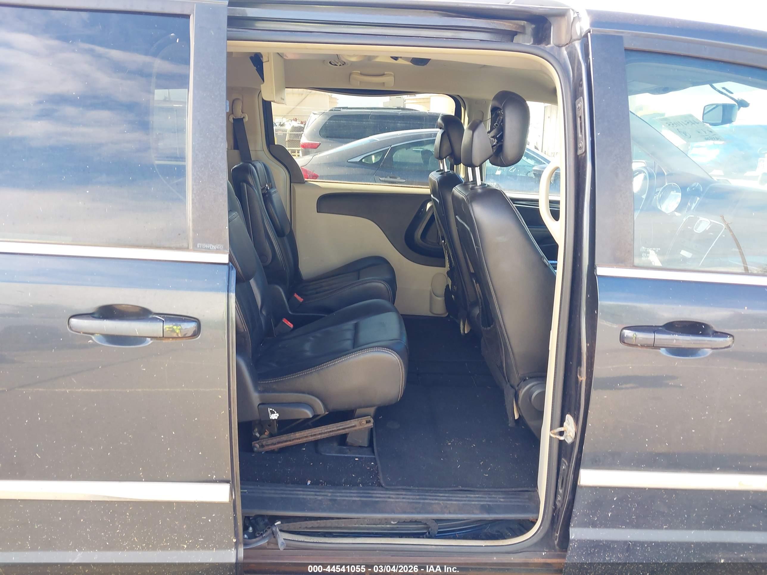 CHRYSLER TOWN image 8