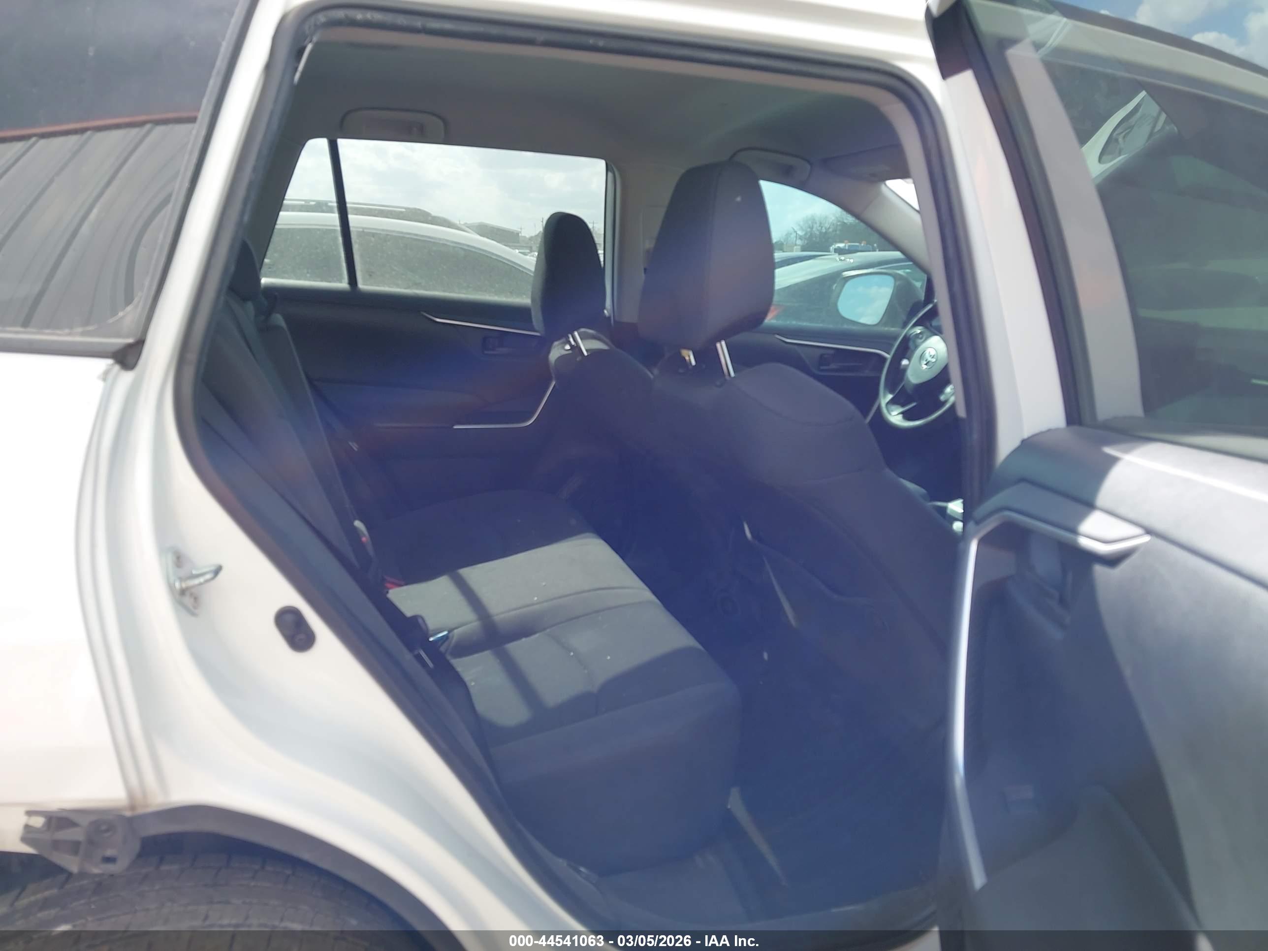 TOYOTA RAV4 image 8