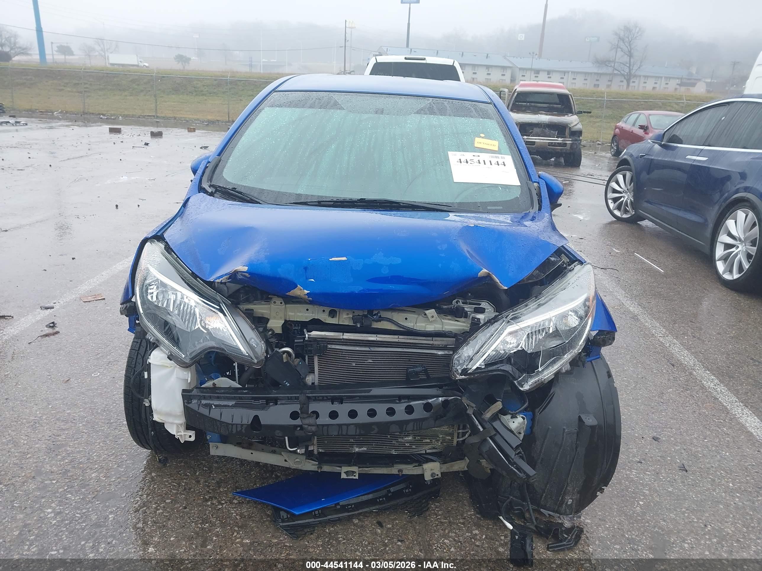 NISSAN VERSA image 6
