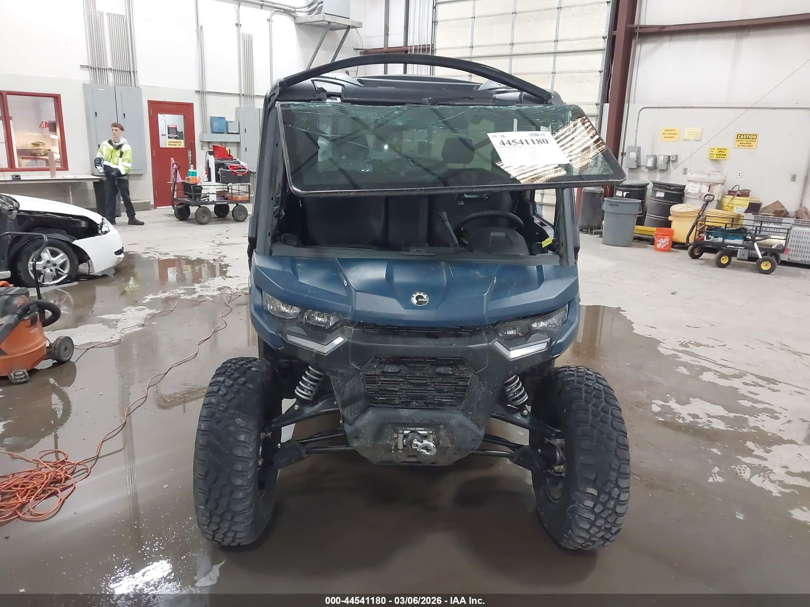 CAN-AM DEFENDER image 5