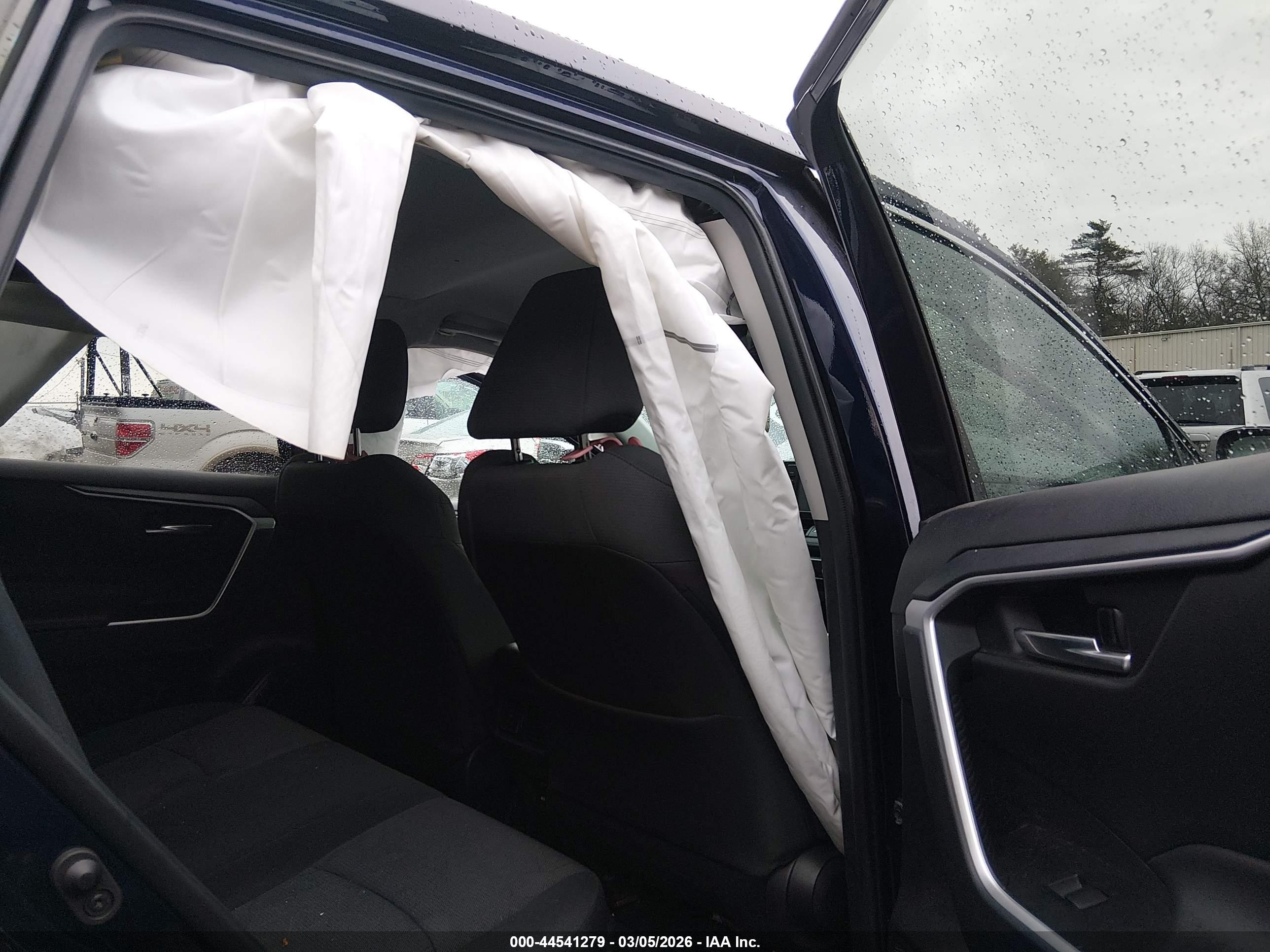 TOYOTA RAV4 image 8