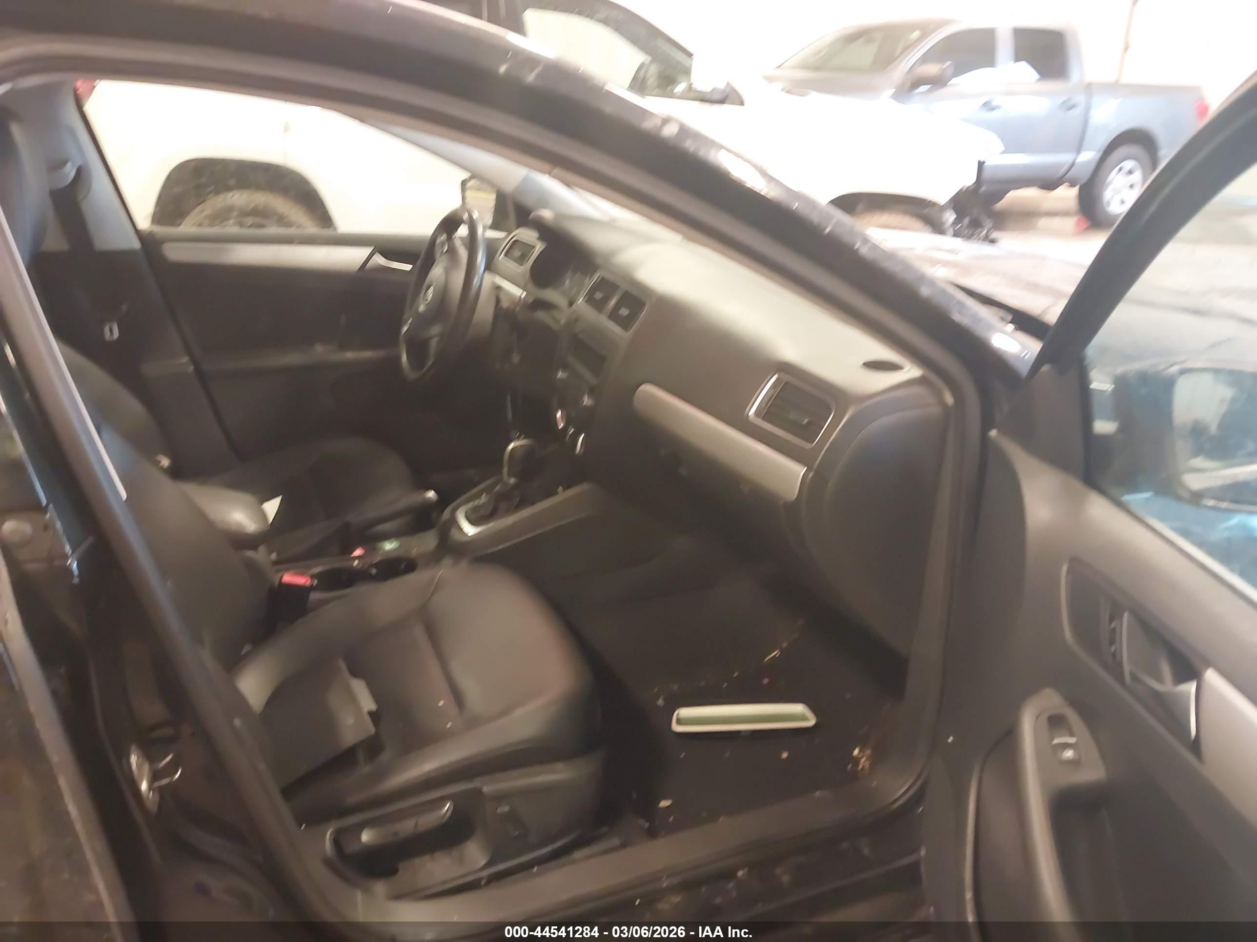 VOLKSWAGEN JETTA image 5