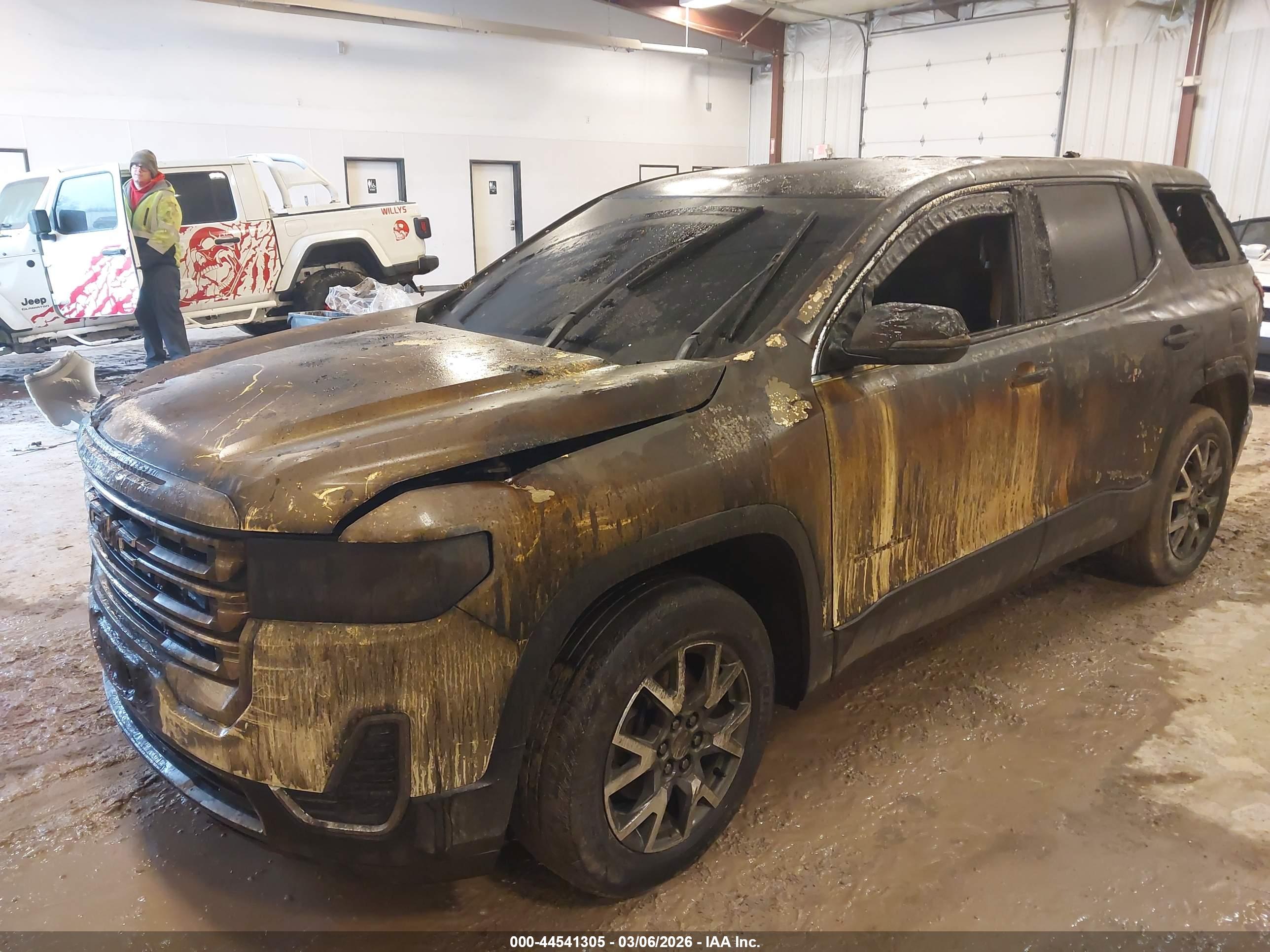 GMC ACADIA image 2