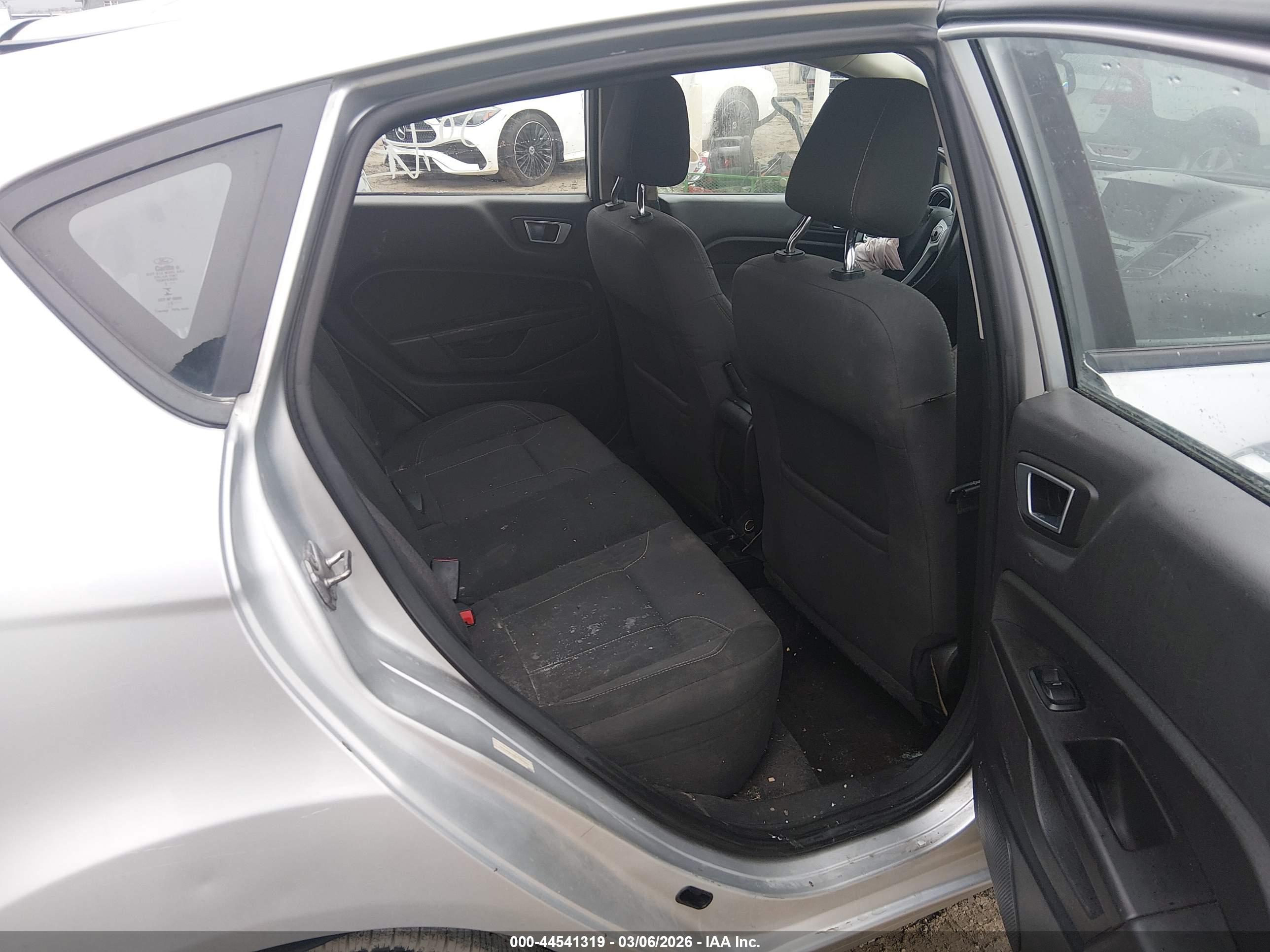 FORD FIESTA image 8