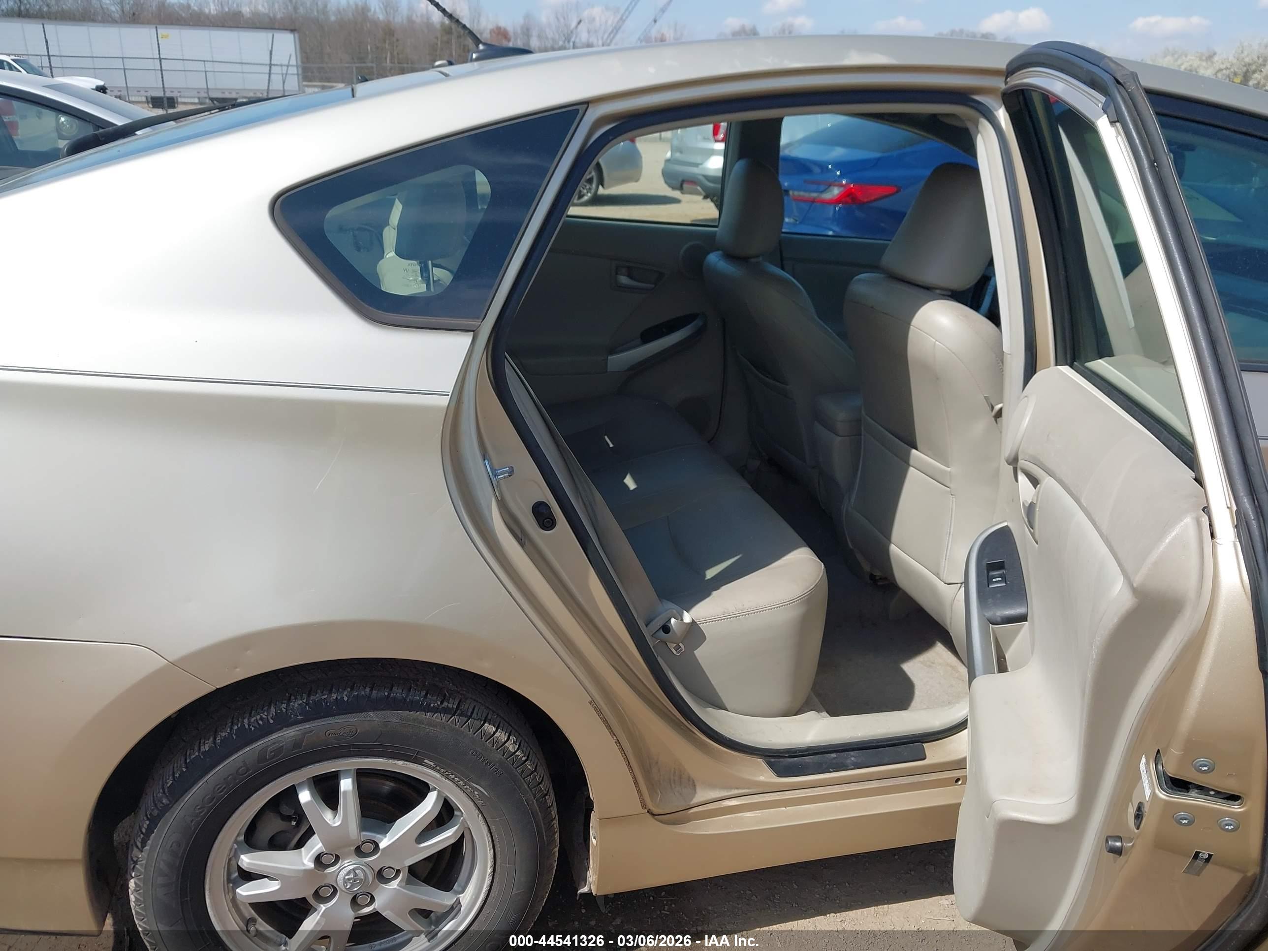 TOYOTA PRIUS image 8