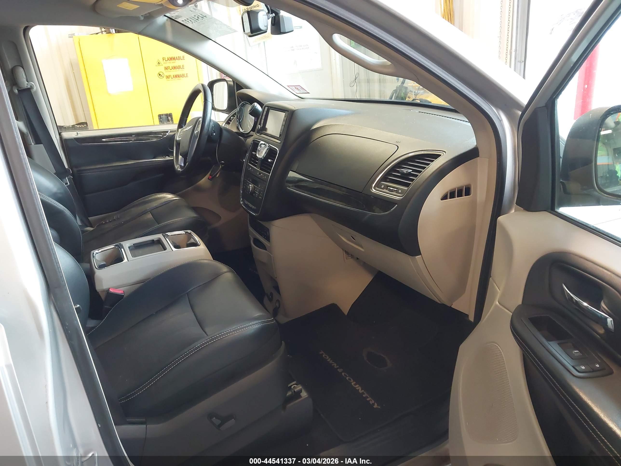 CHRYSLER TOWN image 5