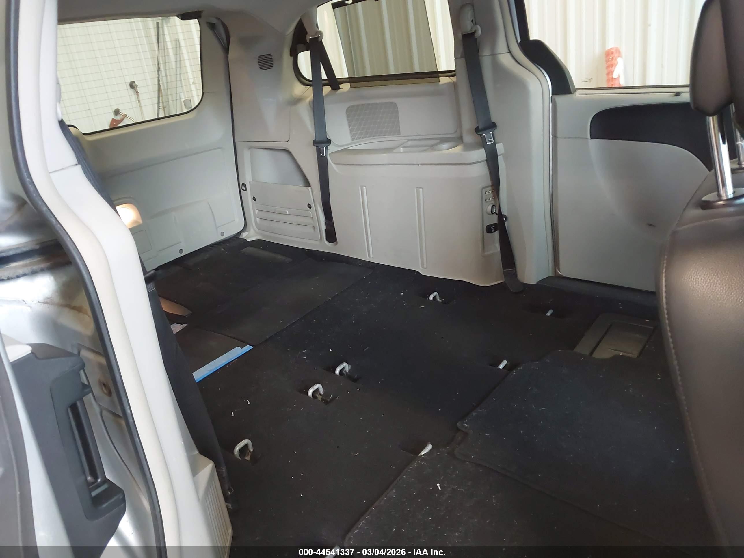 CHRYSLER TOWN image 8