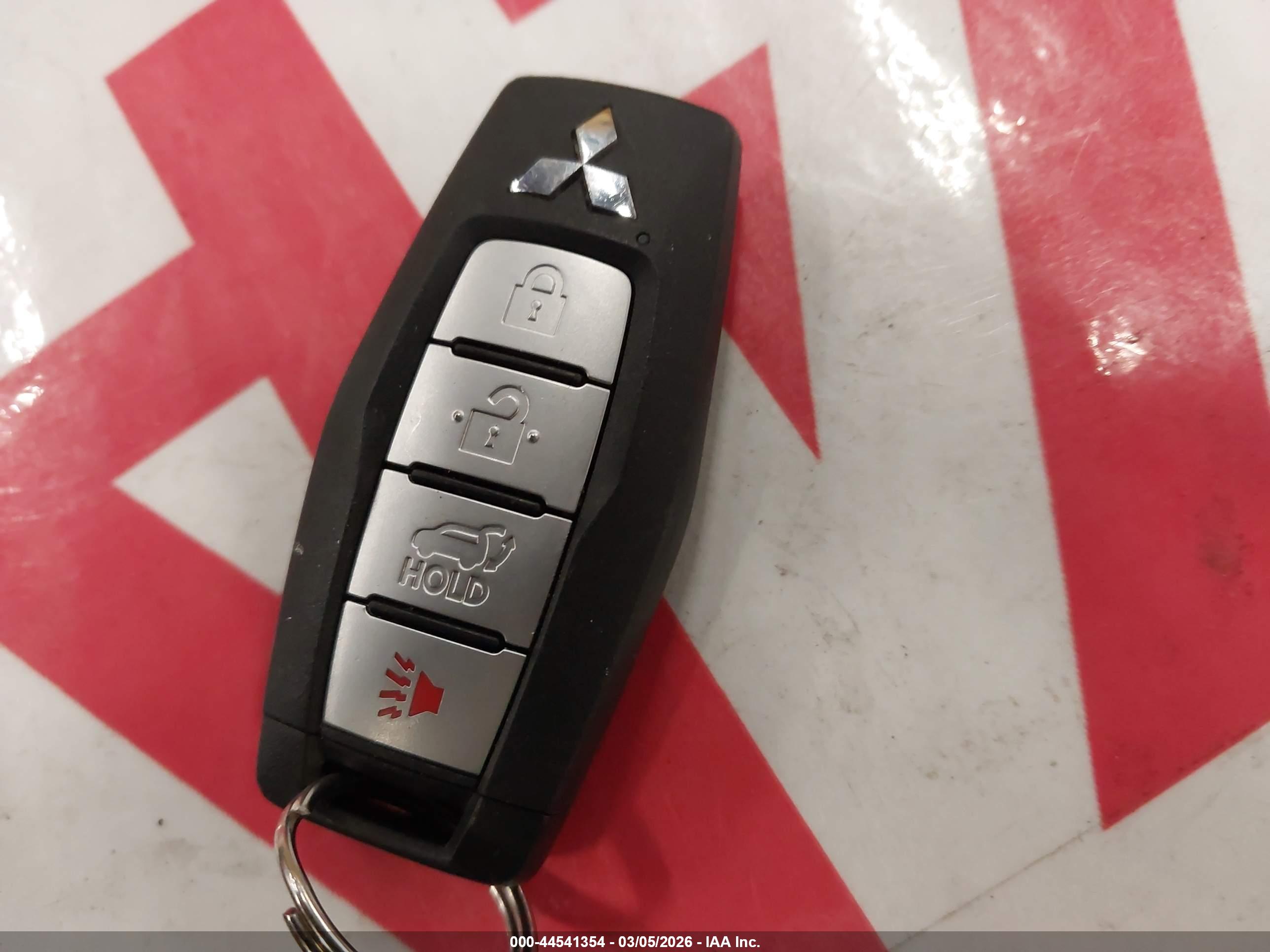 MITSUBISHI OUTLANDER image 11