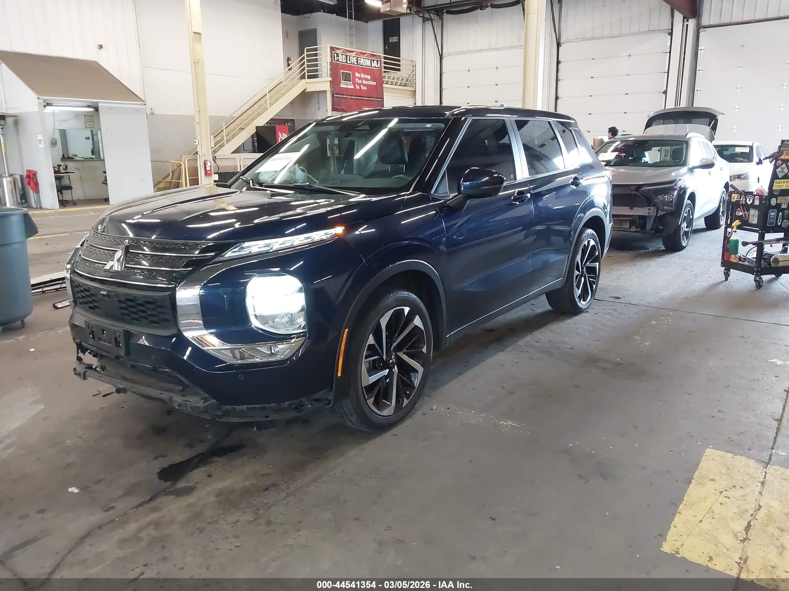 MITSUBISHI OUTLANDER image 2