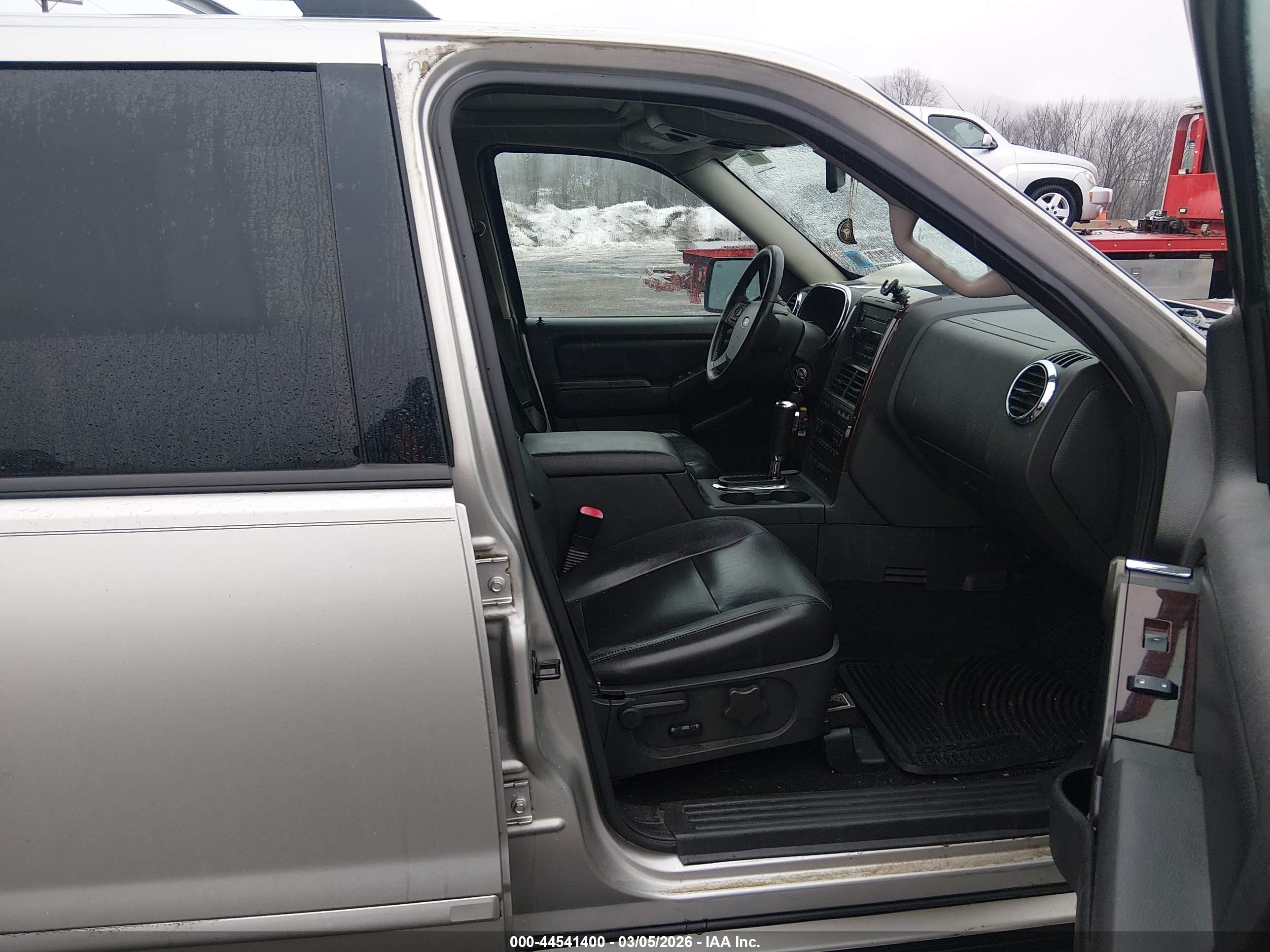 FORD EXPLORER image 5