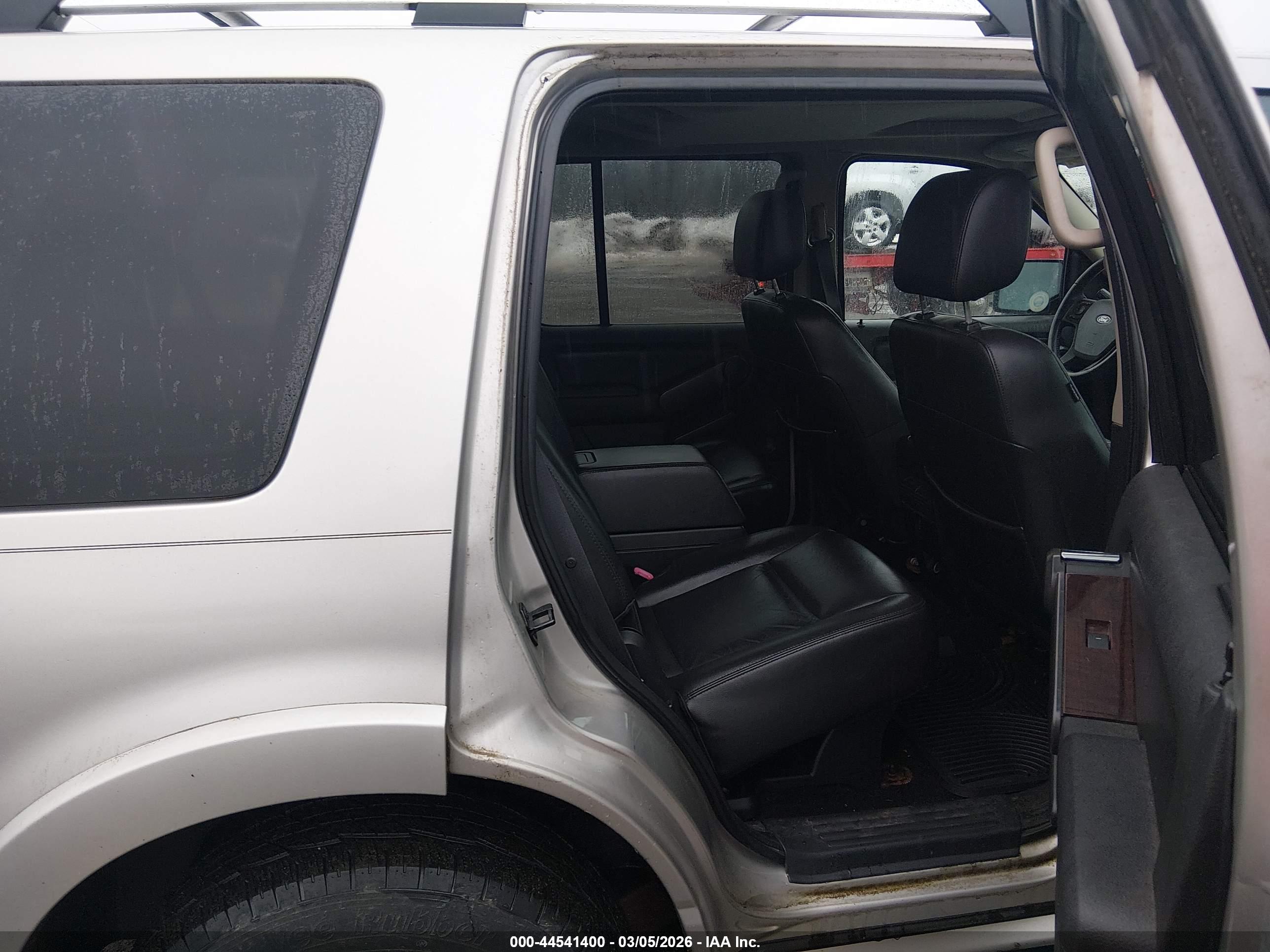 FORD EXPLORER image 8