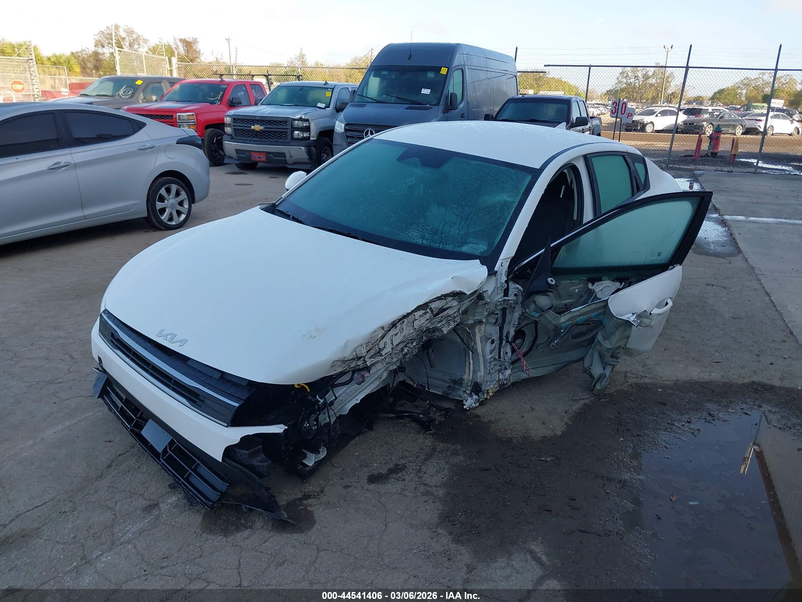 KIA K4 image 2