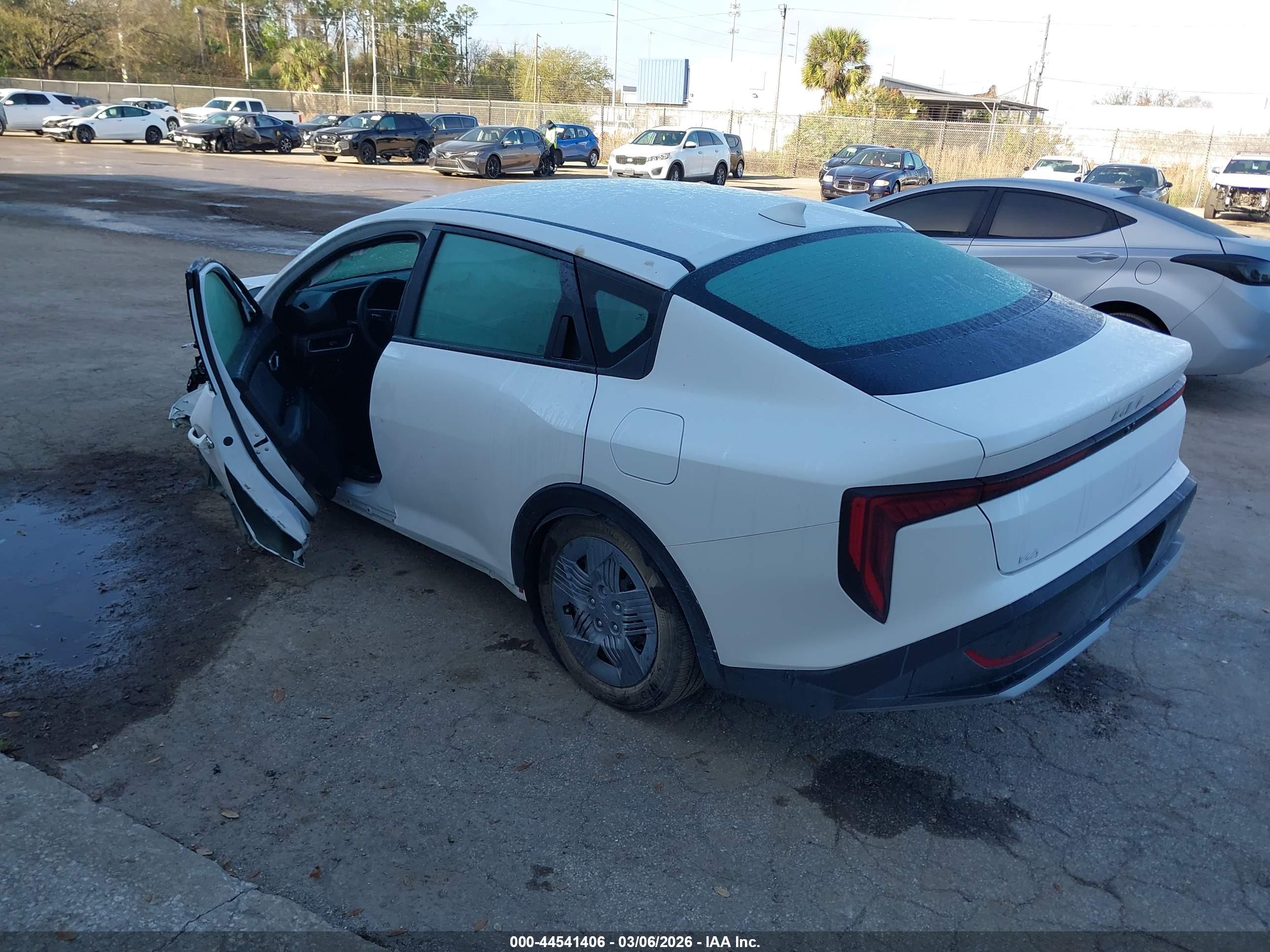 KIA K4 image 3