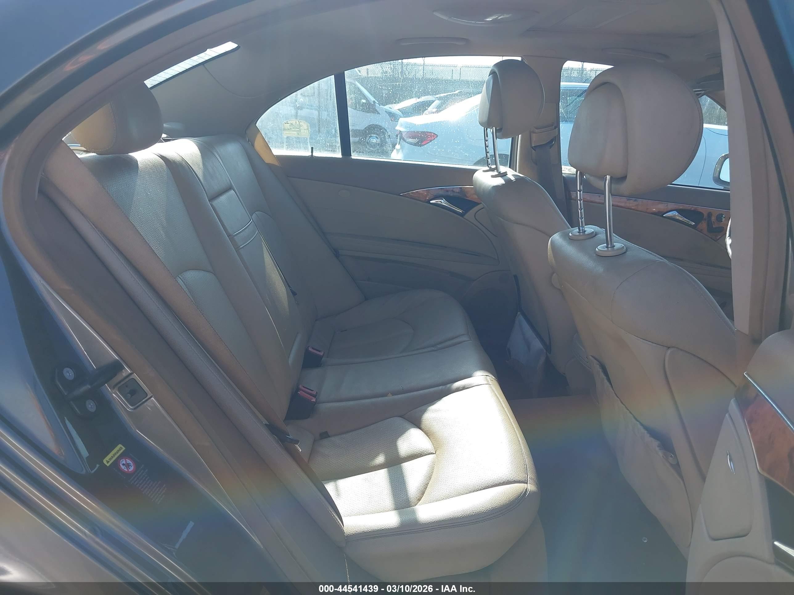MERCEDES-BENZ E image 8