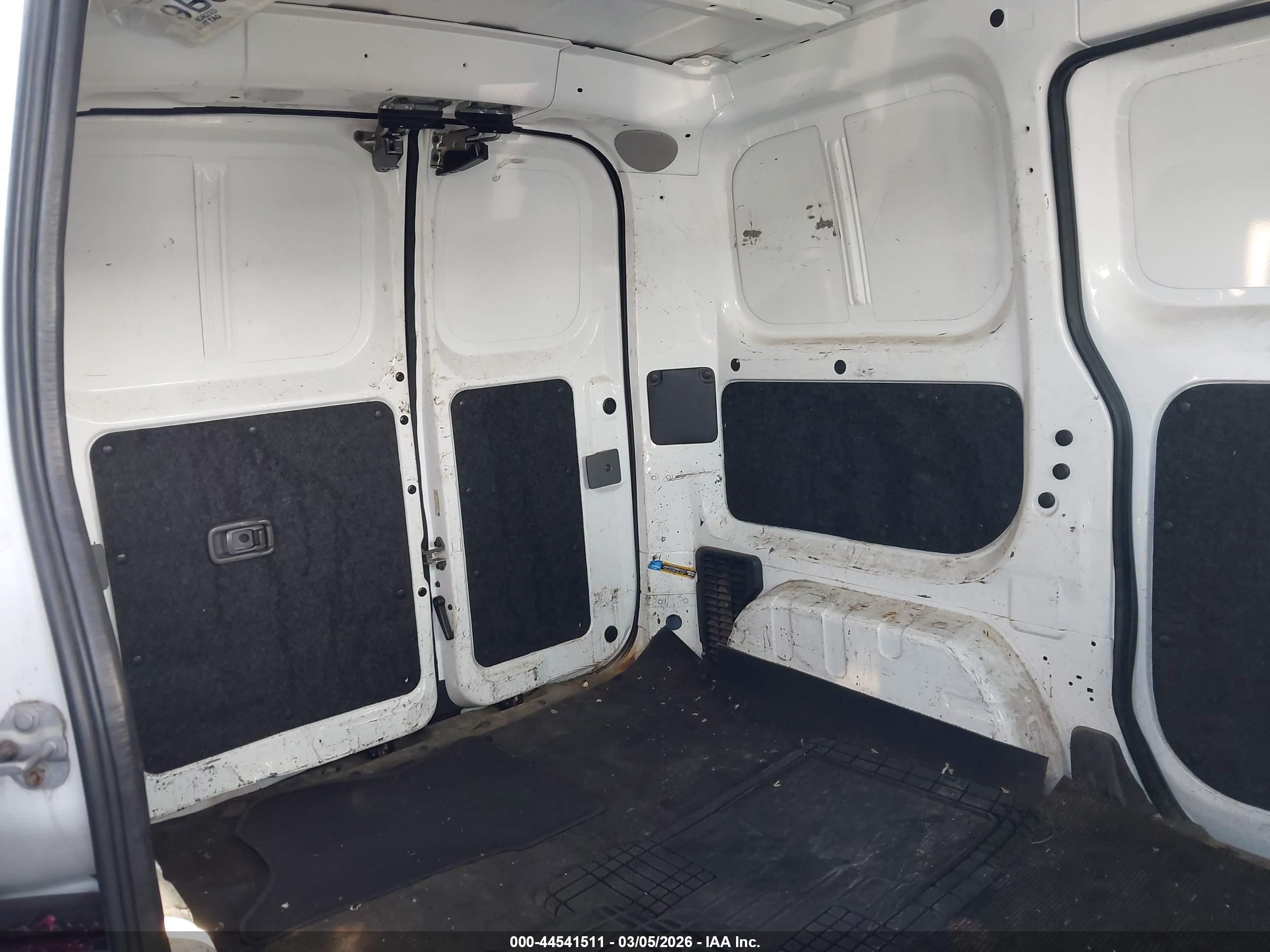 NISSAN NV200 image 8