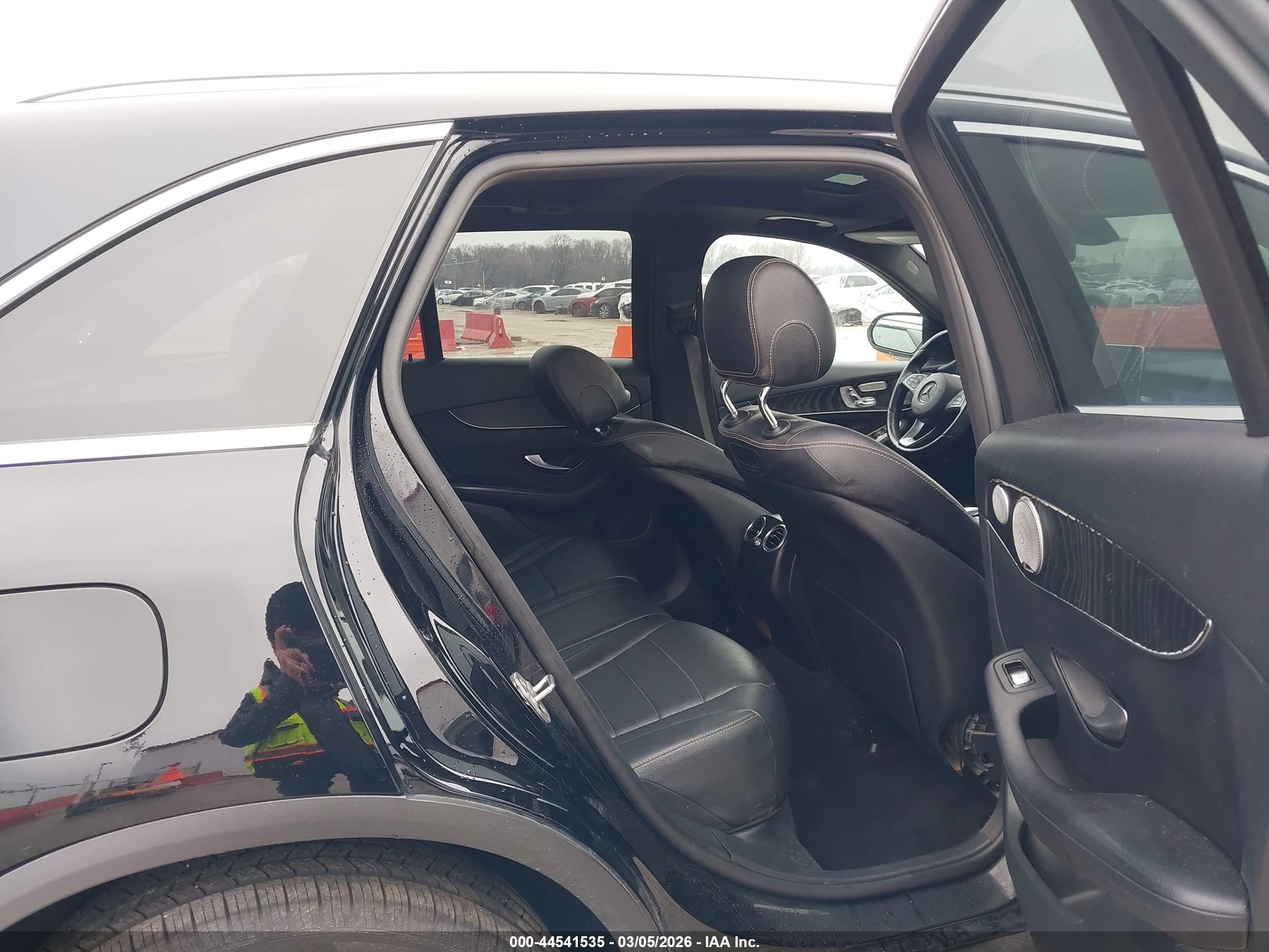 MERCEDES-BENZ GLC image 8