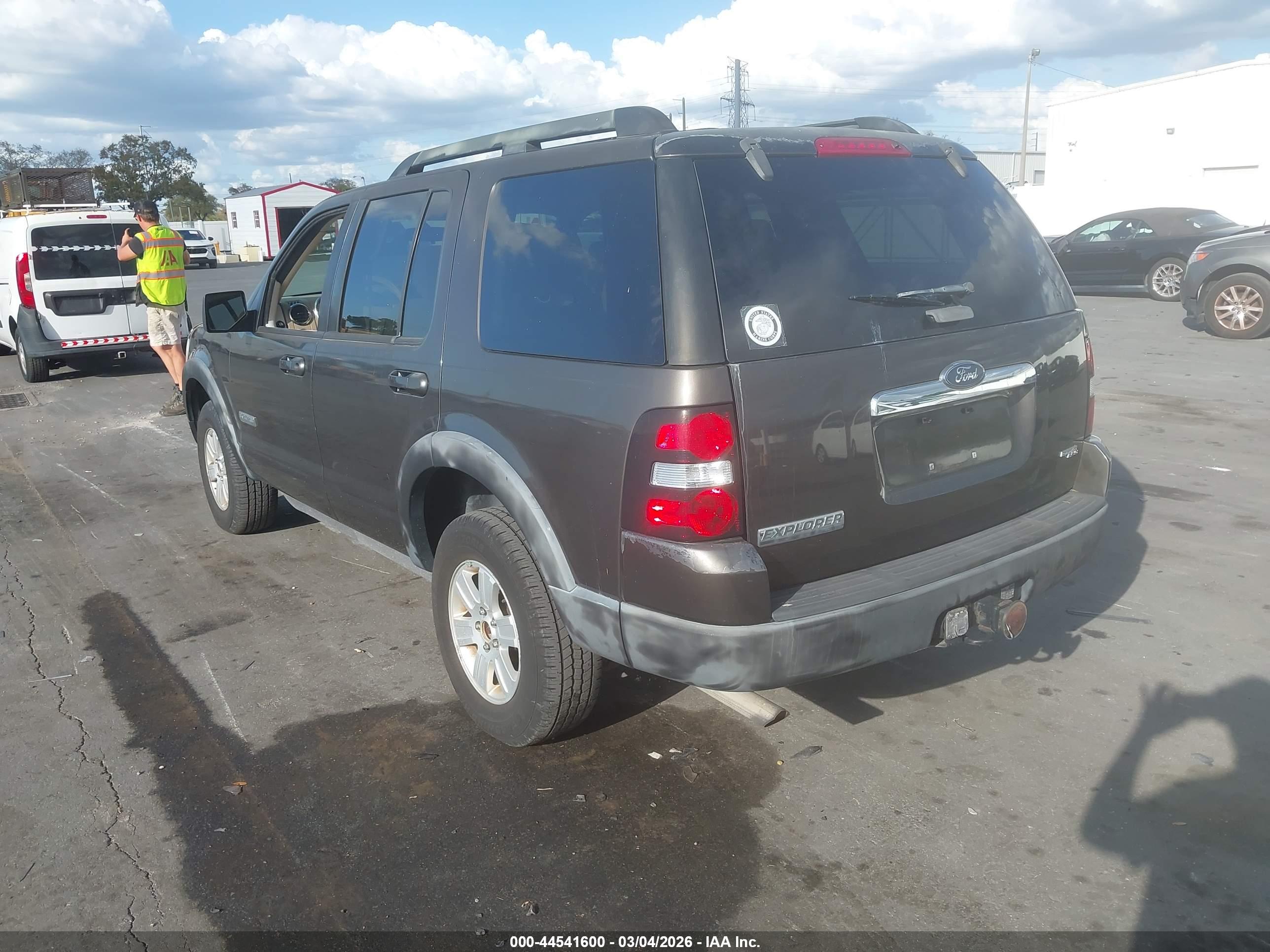 FORD EXPLORER image 3