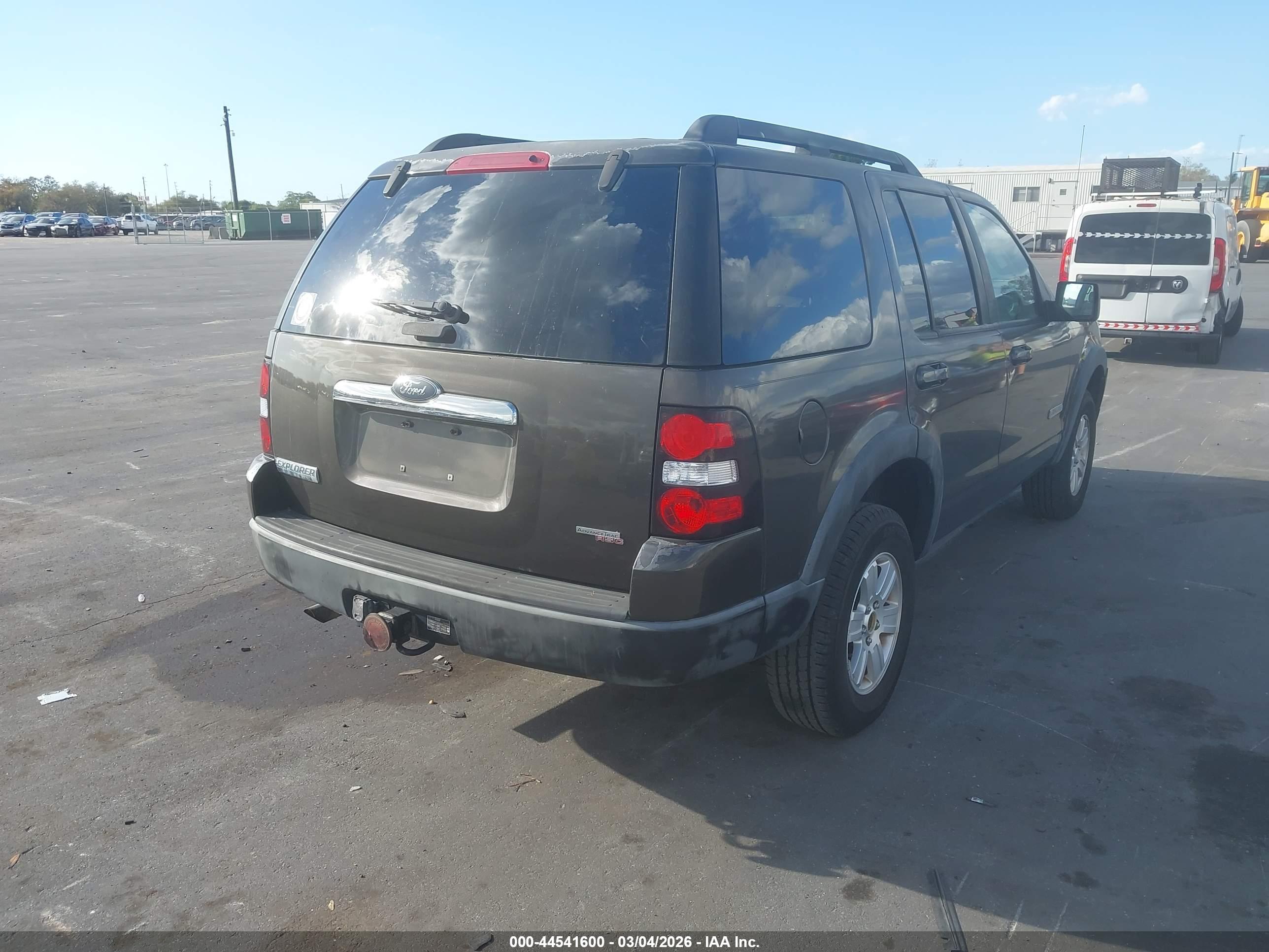 FORD EXPLORER image 4