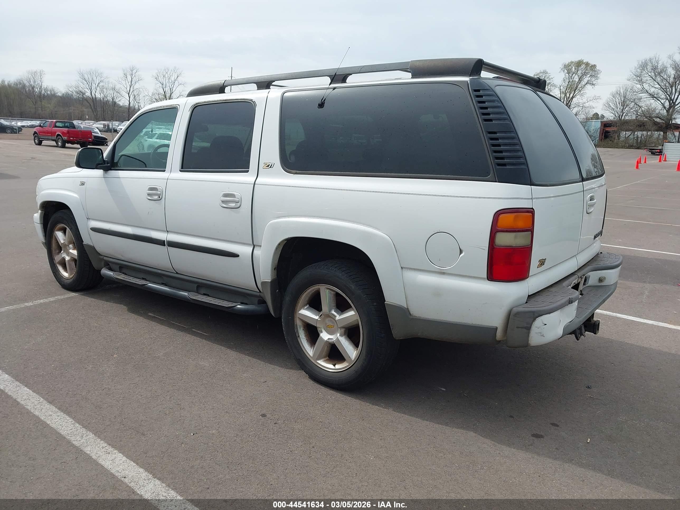 CHEVROLET SUBURBAN image 3