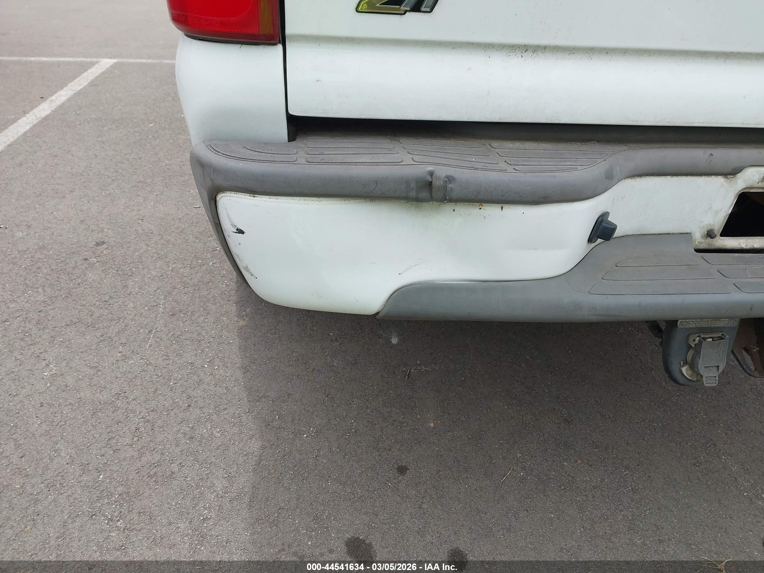 CHEVROLET SUBURBAN image 6