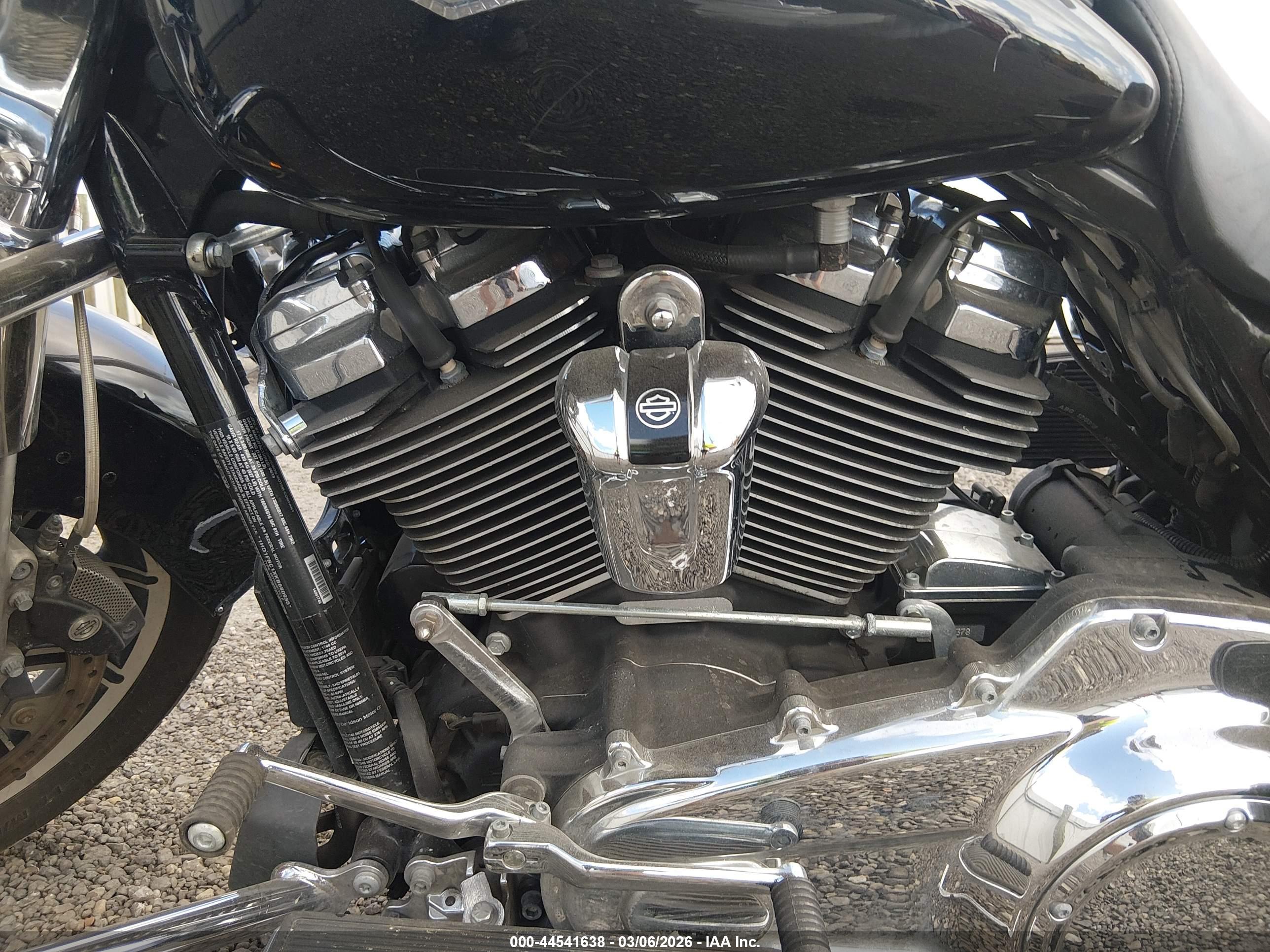 HARLEY-DAVIDSON FLHR image 9