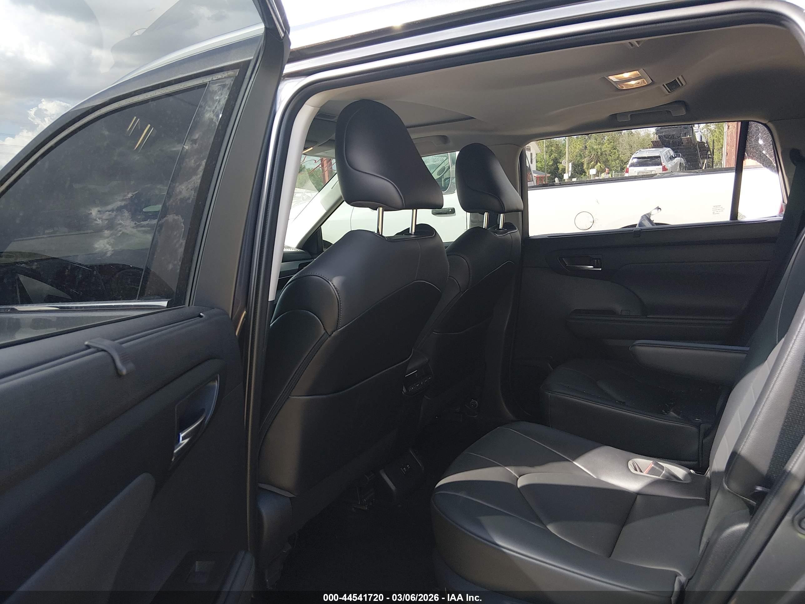 TOYOTA HIGHLANDER image 8