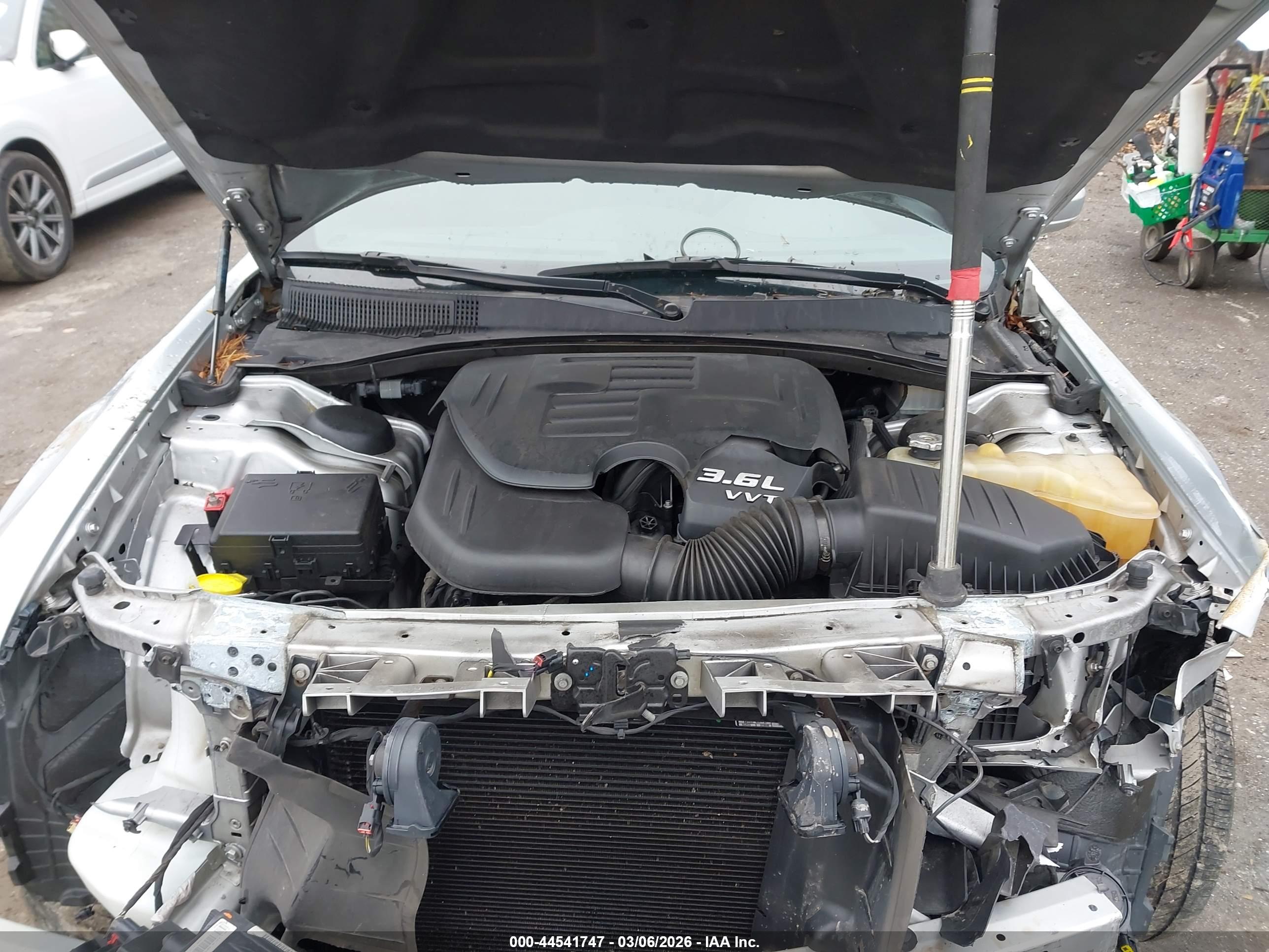 CHRYSLER 300 image 10