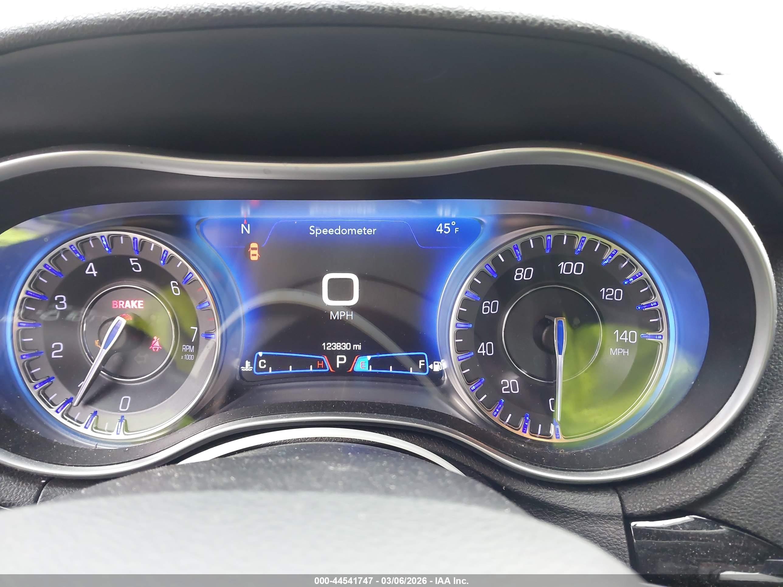 CHRYSLER 300 image 7