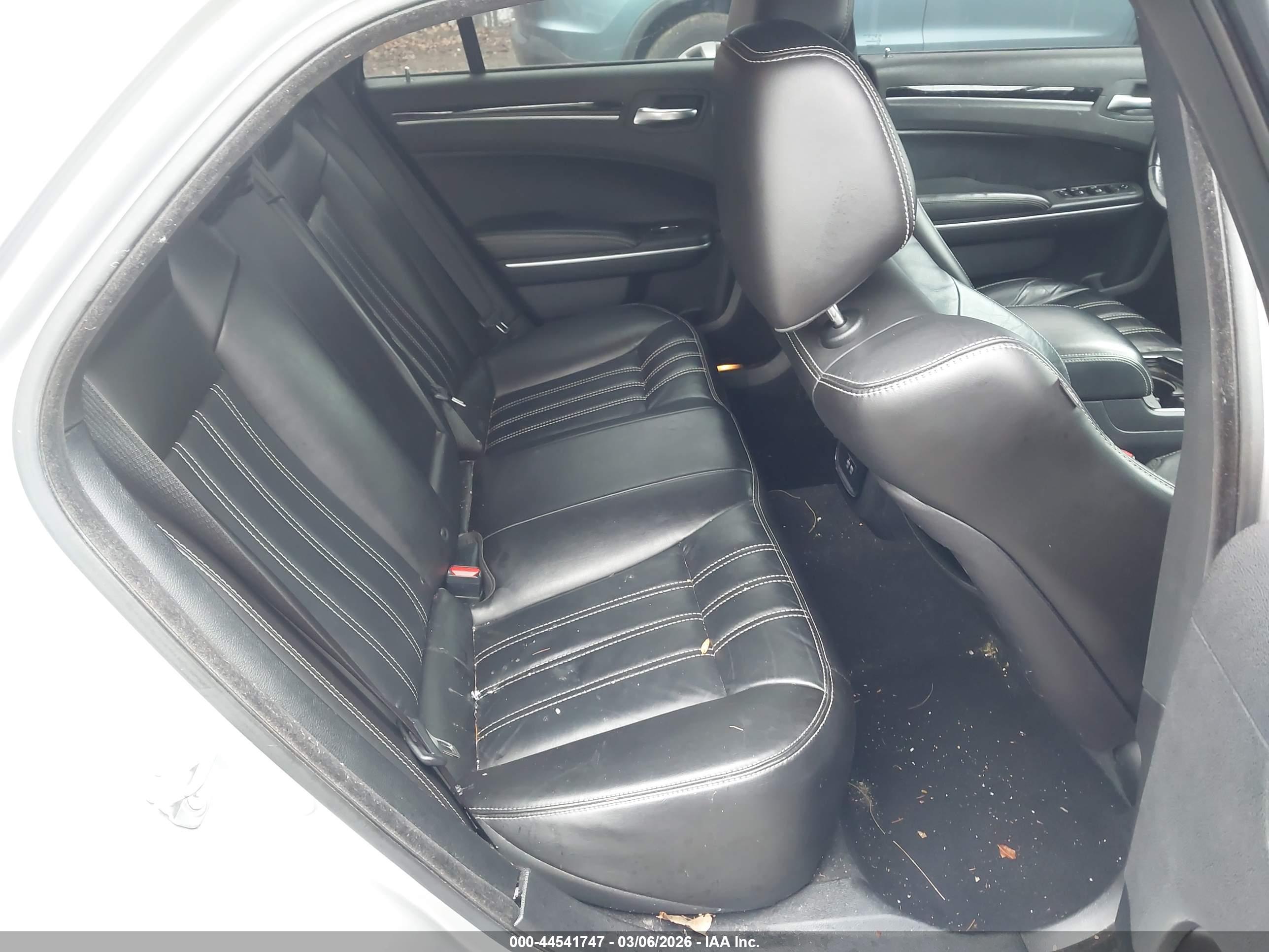 CHRYSLER 300 image 8