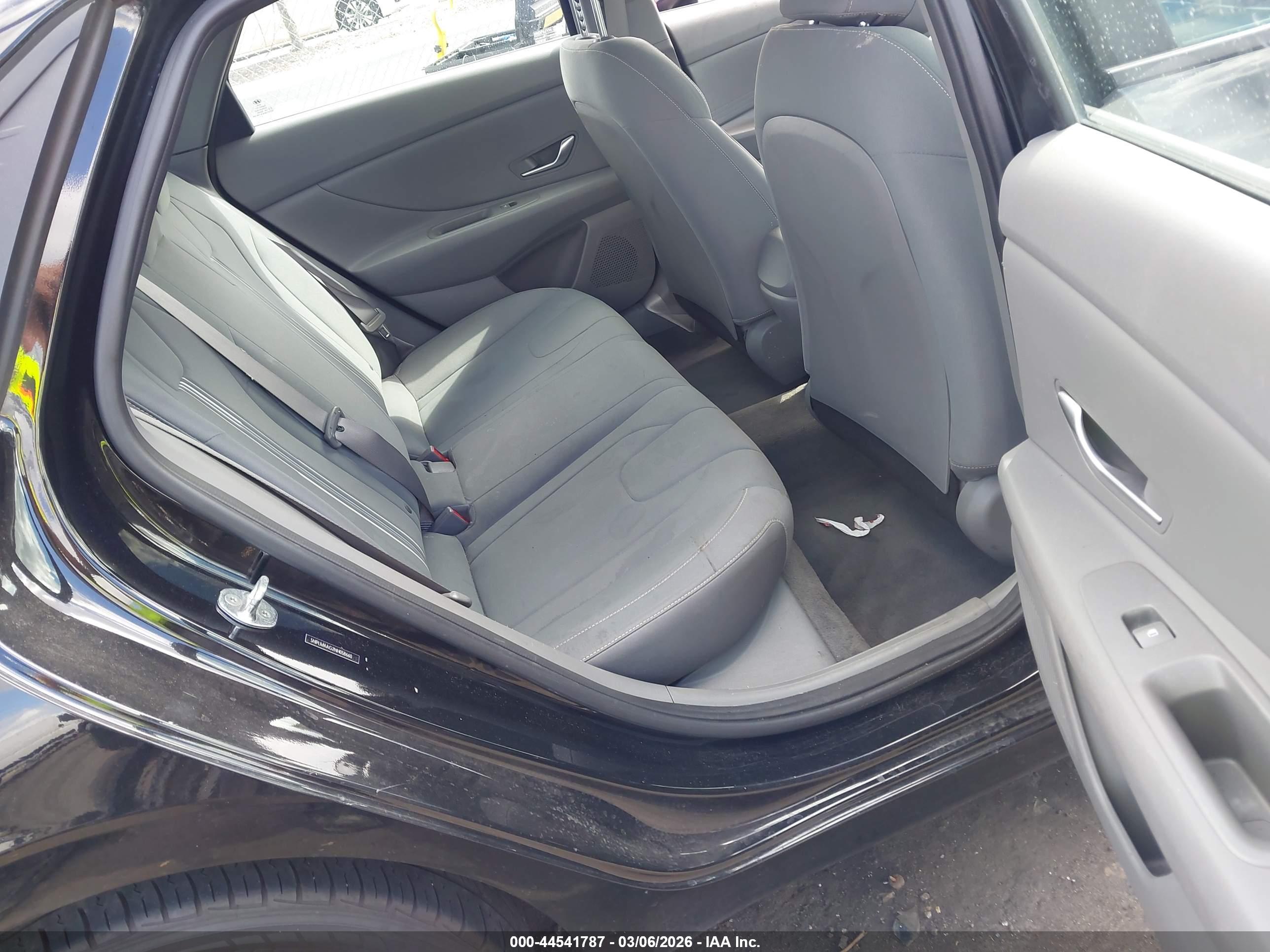 HYUNDAI ELANTRA image 8