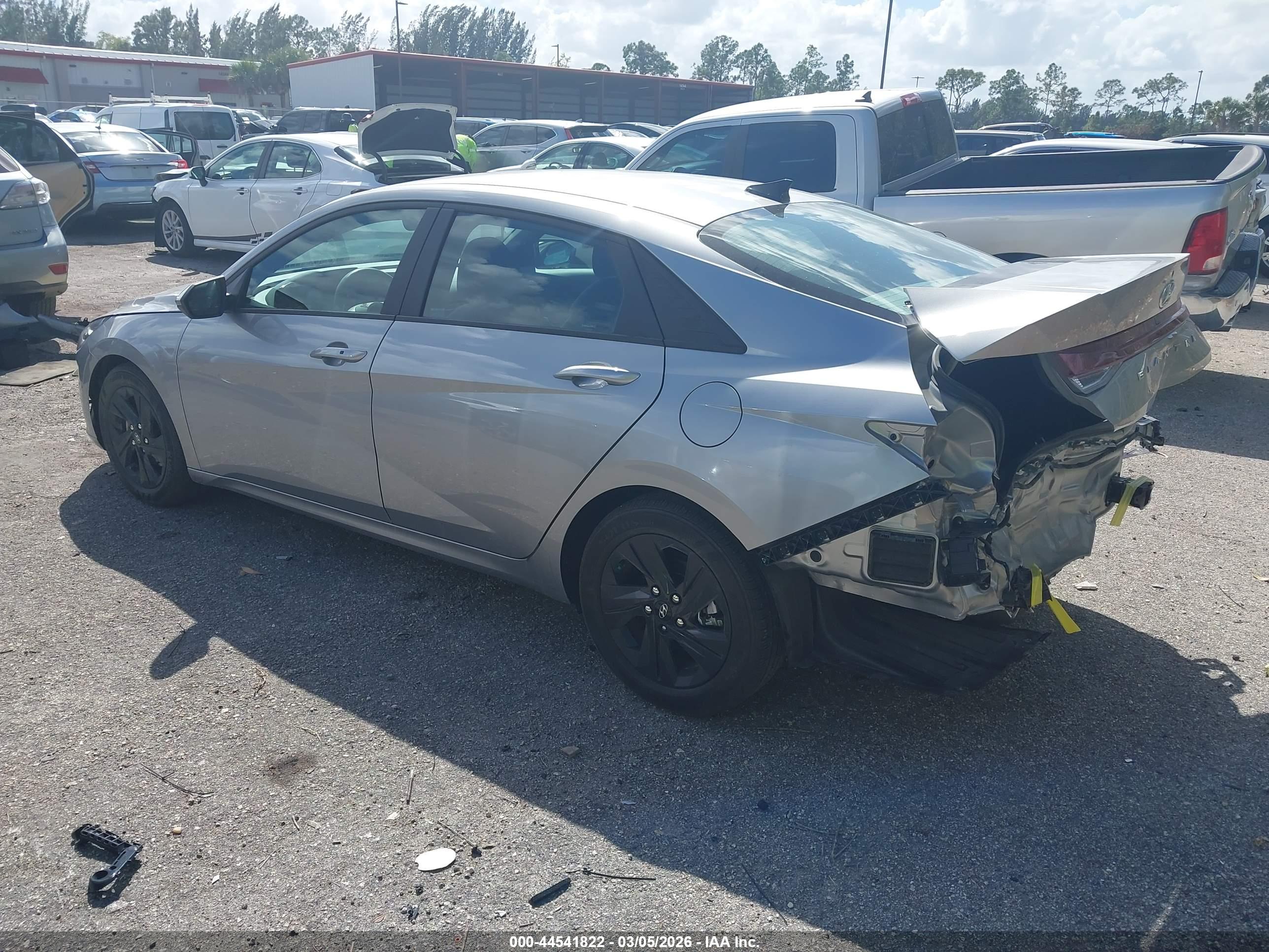 HYUNDAI ELANTRA image 3