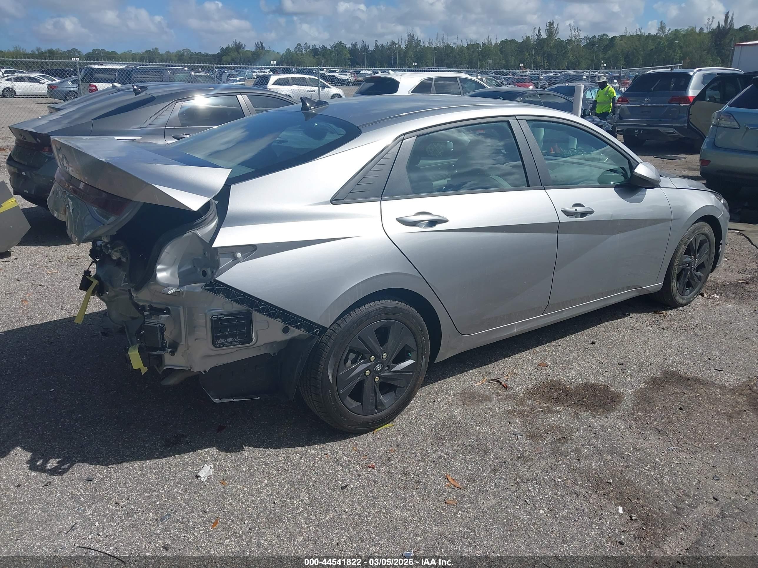 HYUNDAI ELANTRA image 4
