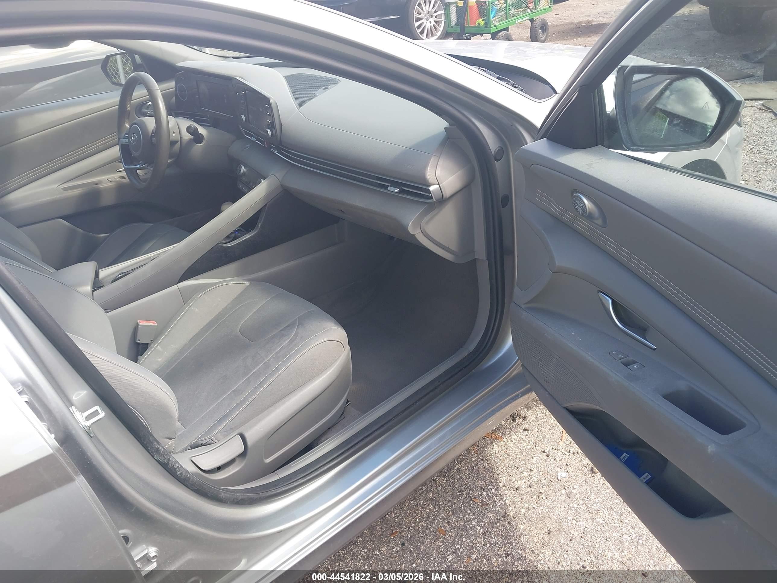 HYUNDAI ELANTRA image 5