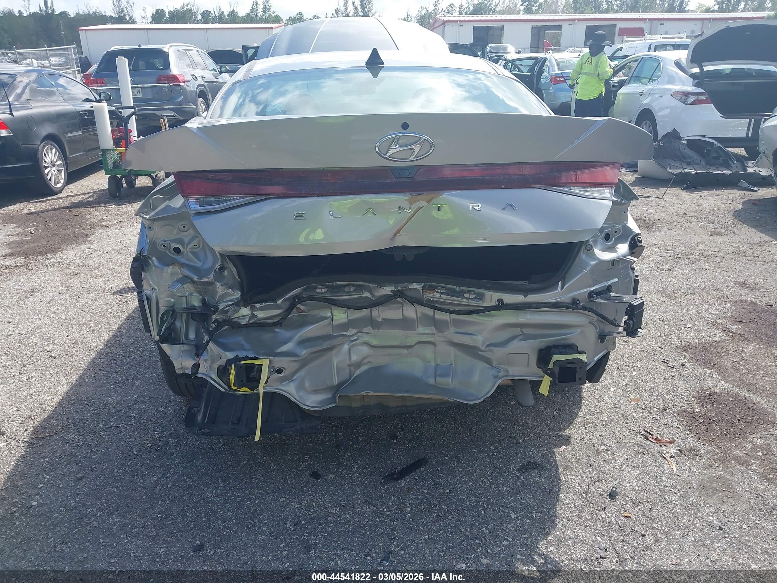 HYUNDAI ELANTRA image 6