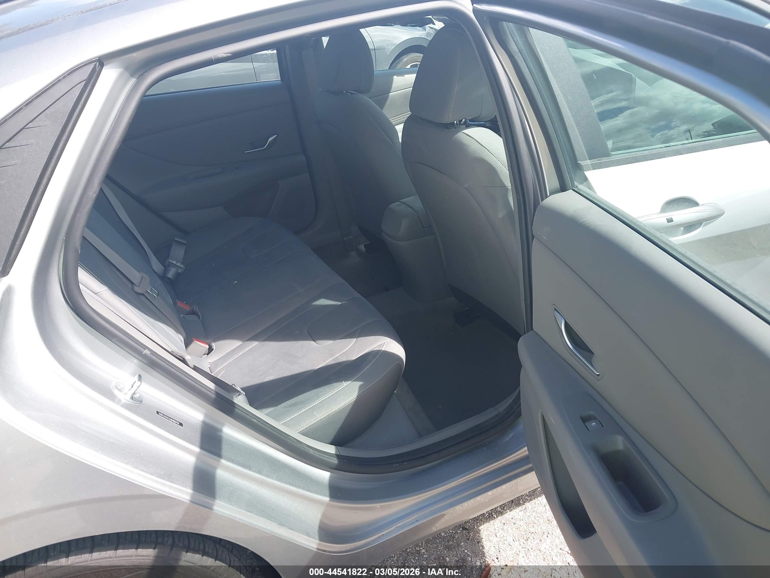 HYUNDAI ELANTRA image 8