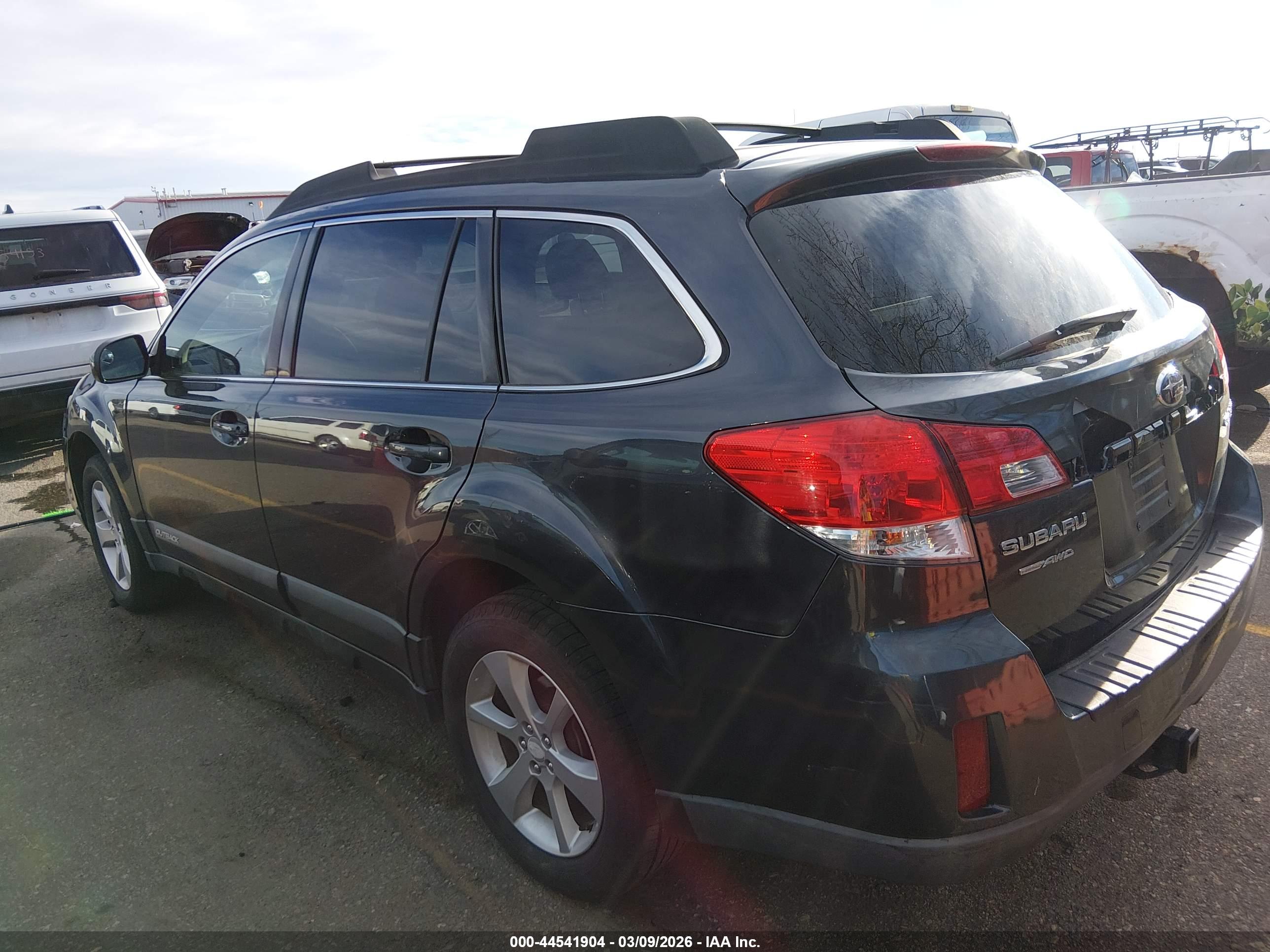 SUBARU OUTBACK image 3