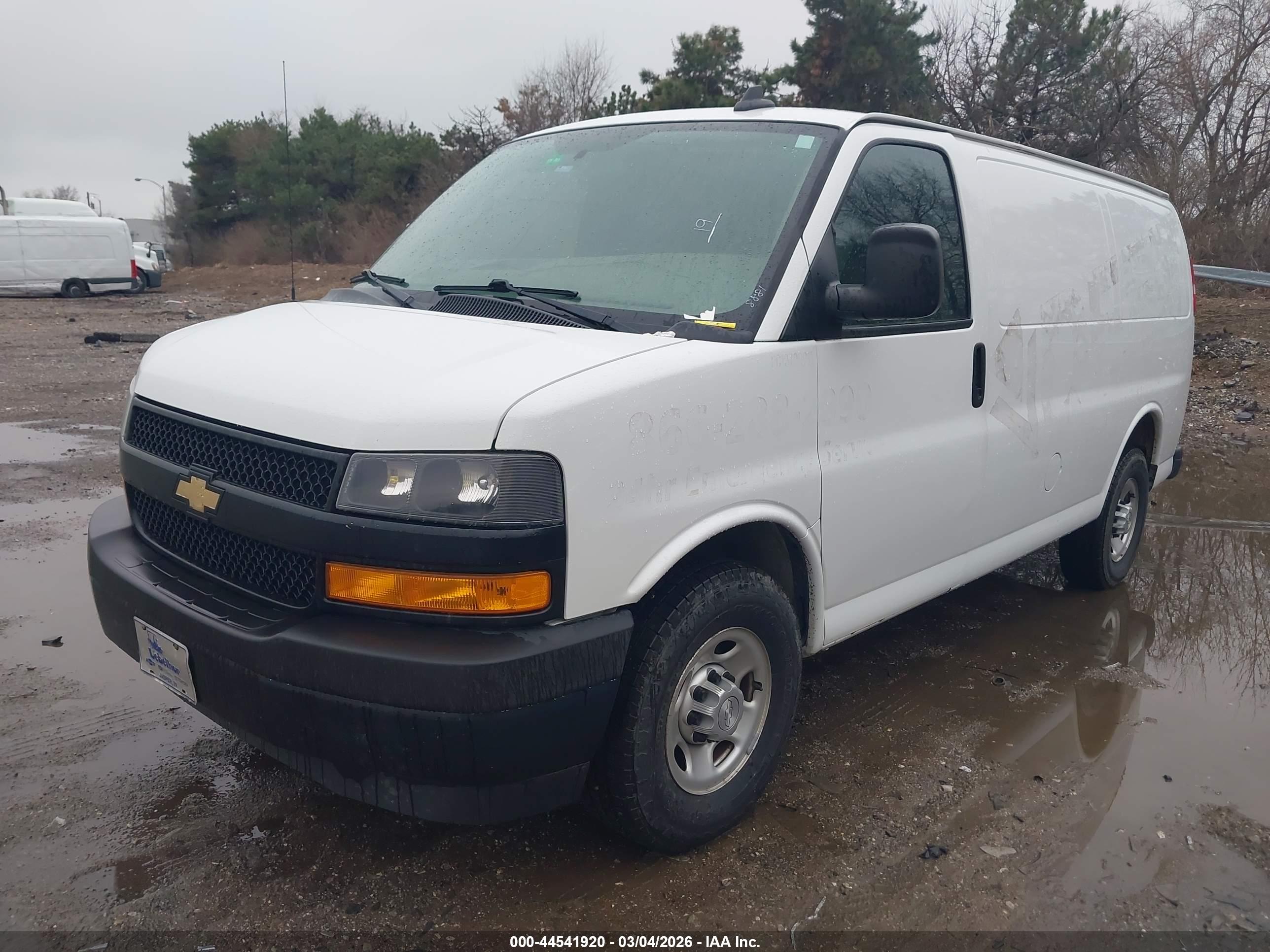 CHEVROLET EXPRESS image 2