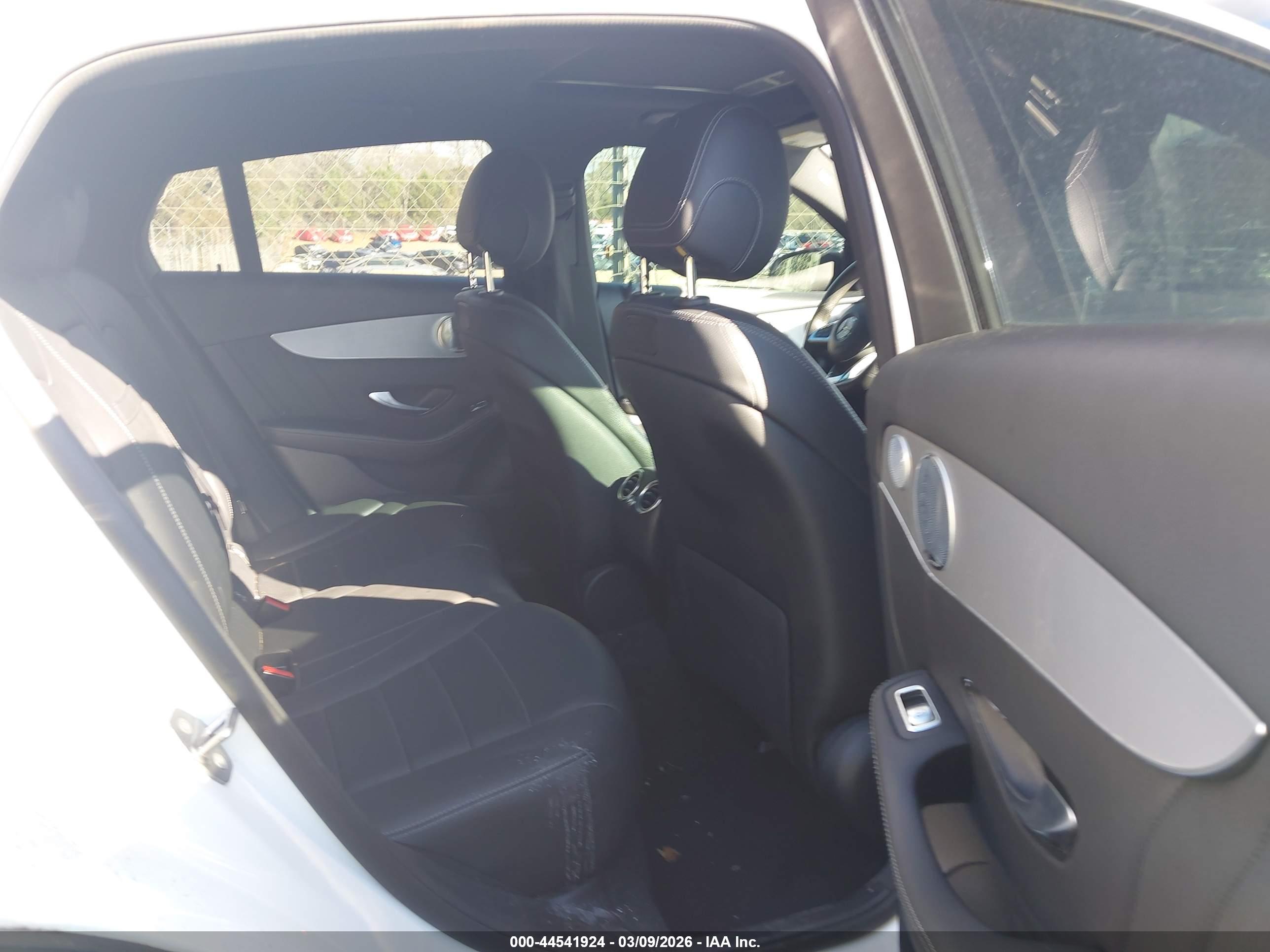 MERCEDES-BENZ GLC image 8