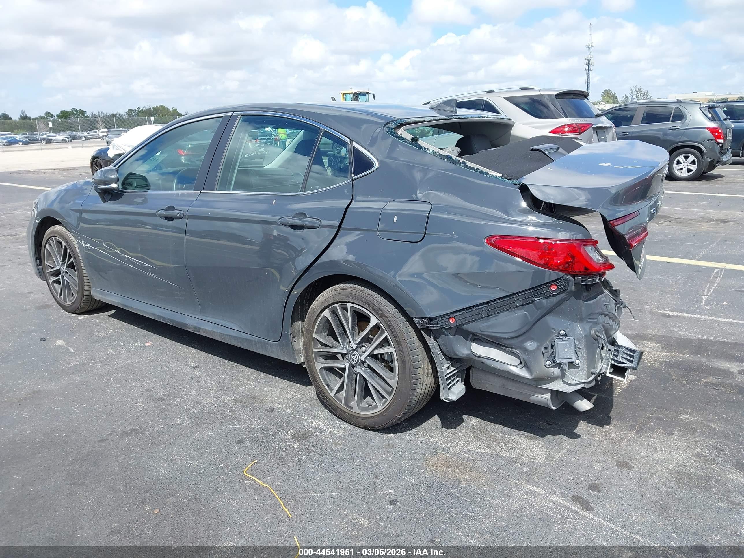 TOYOTA CAMRY image 3