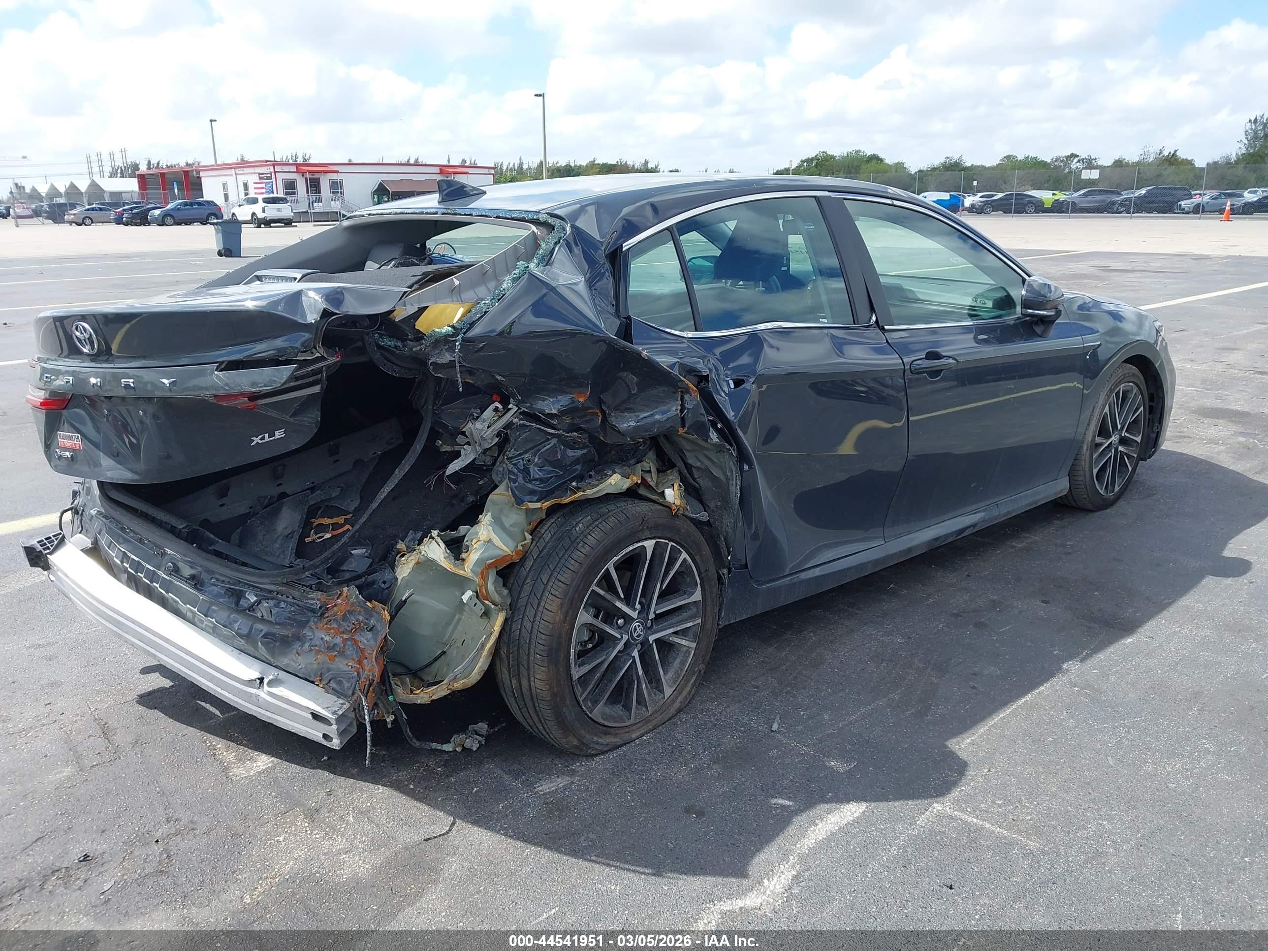 TOYOTA CAMRY image 4