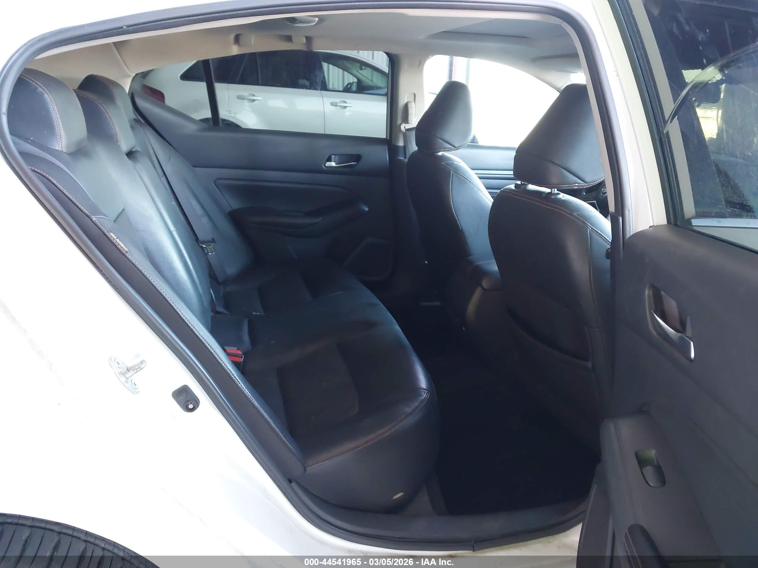 NISSAN ALTIMA image 8