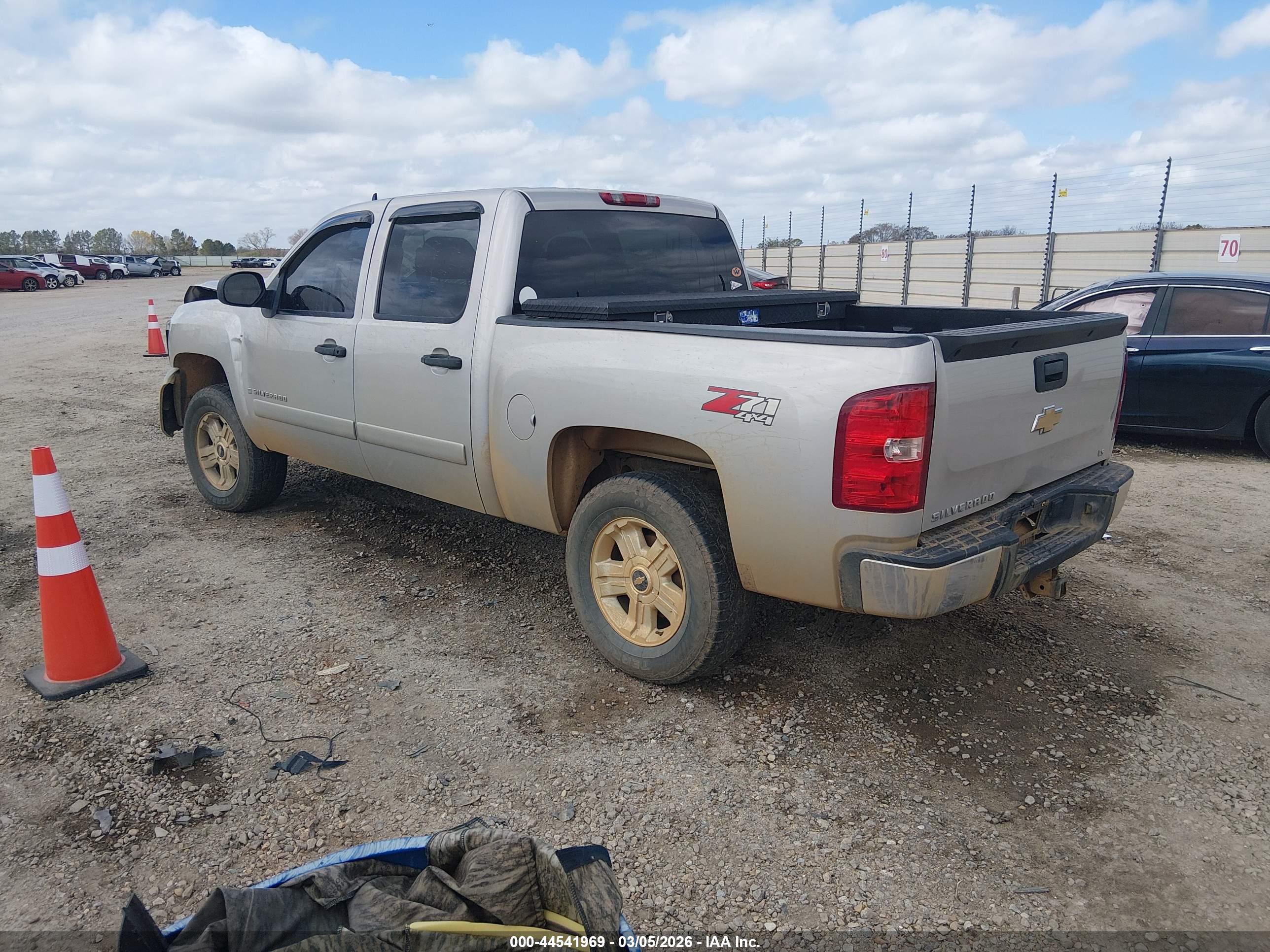 CHEVROLET SILVERADO image 3