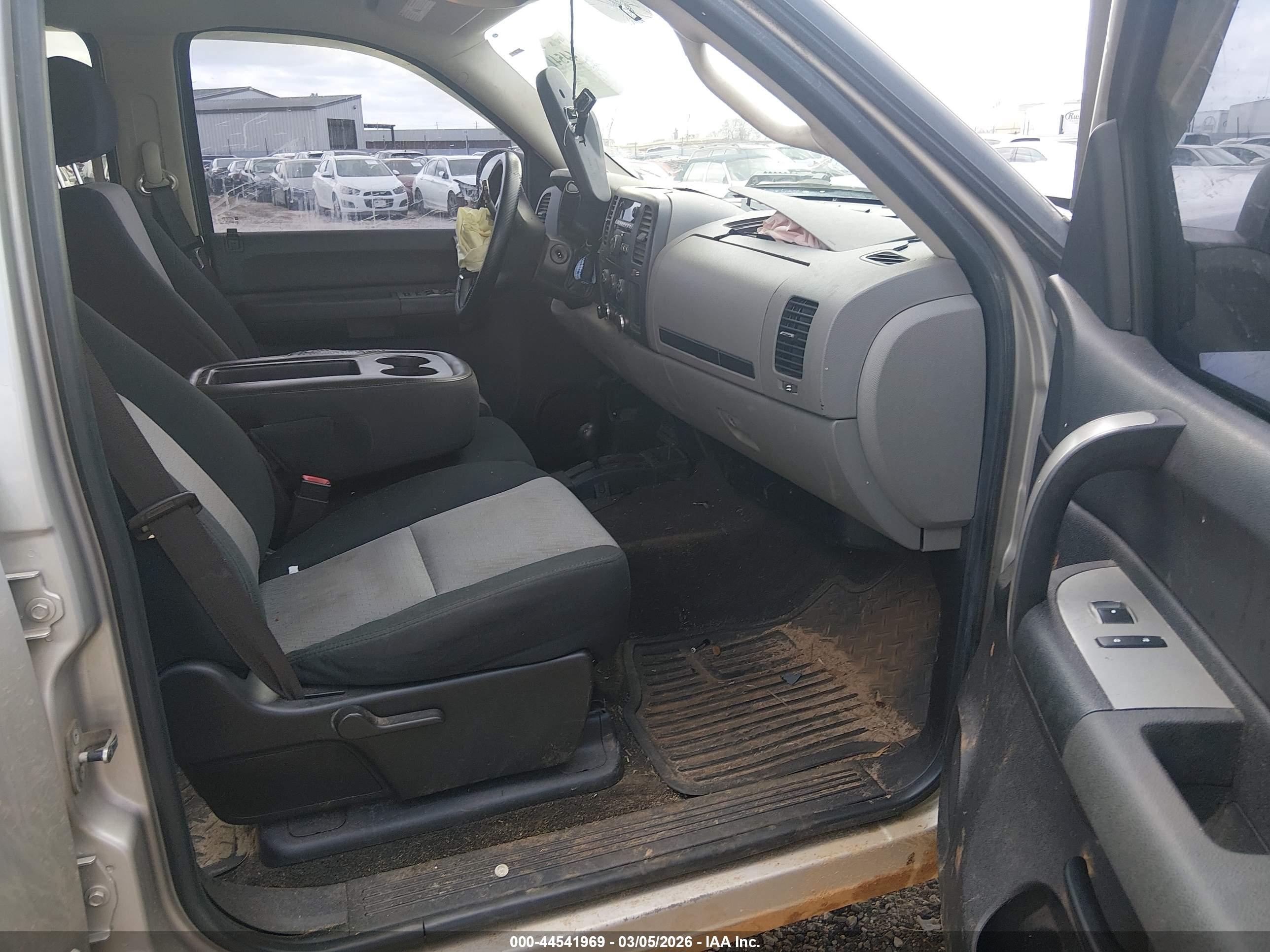 CHEVROLET SILVERADO image 5