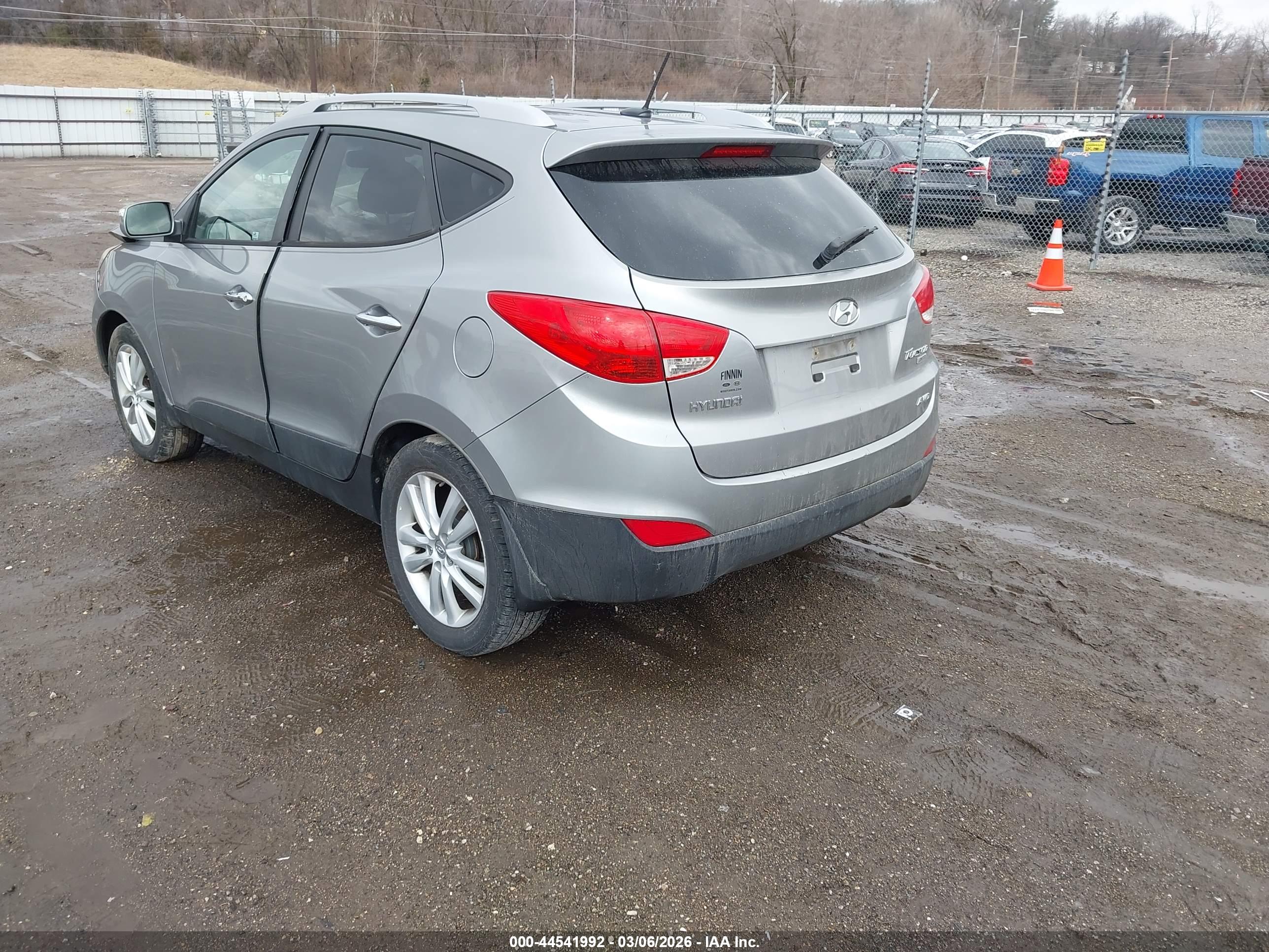 HYUNDAI TUCSON image 3