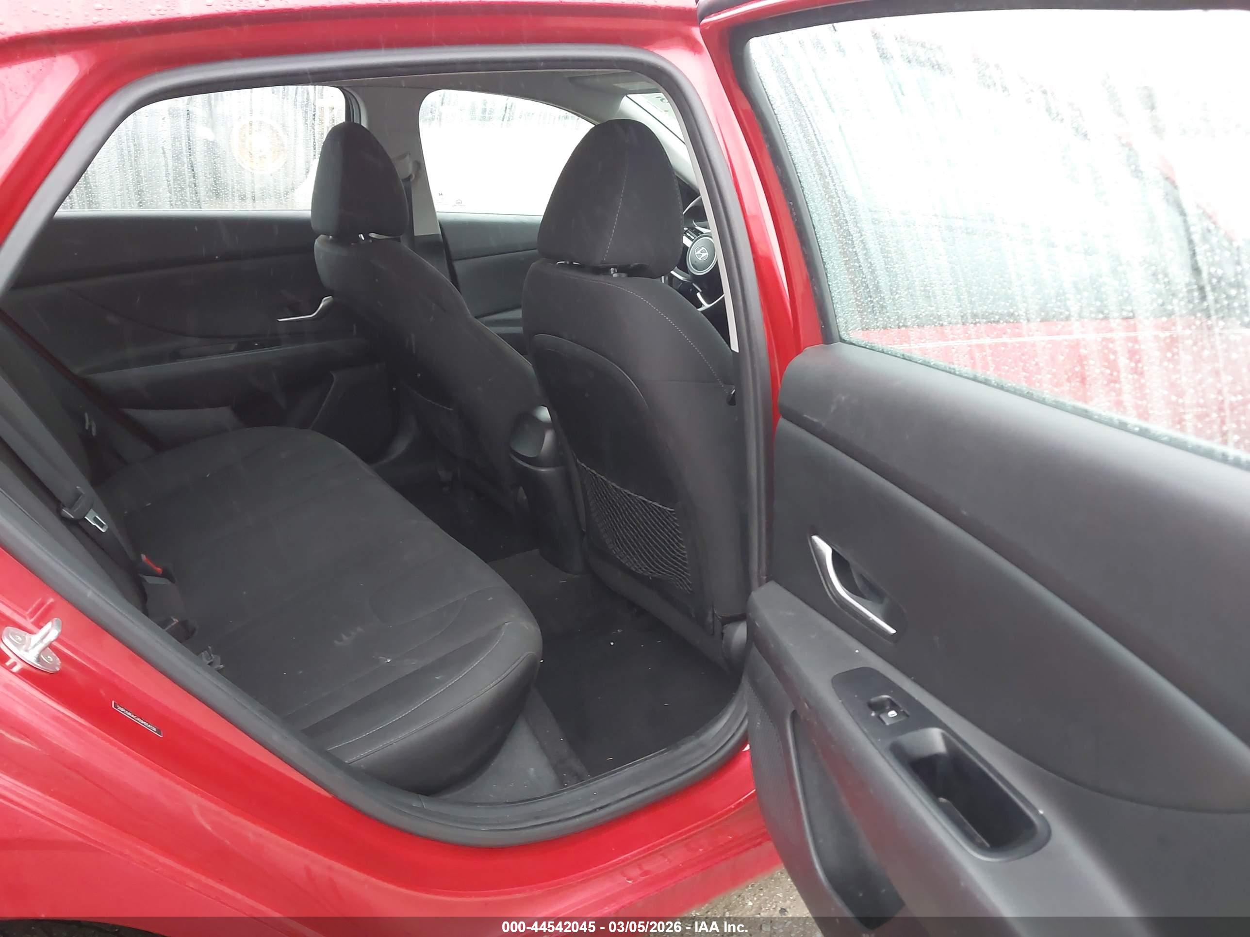 HYUNDAI ELANTRA image 8