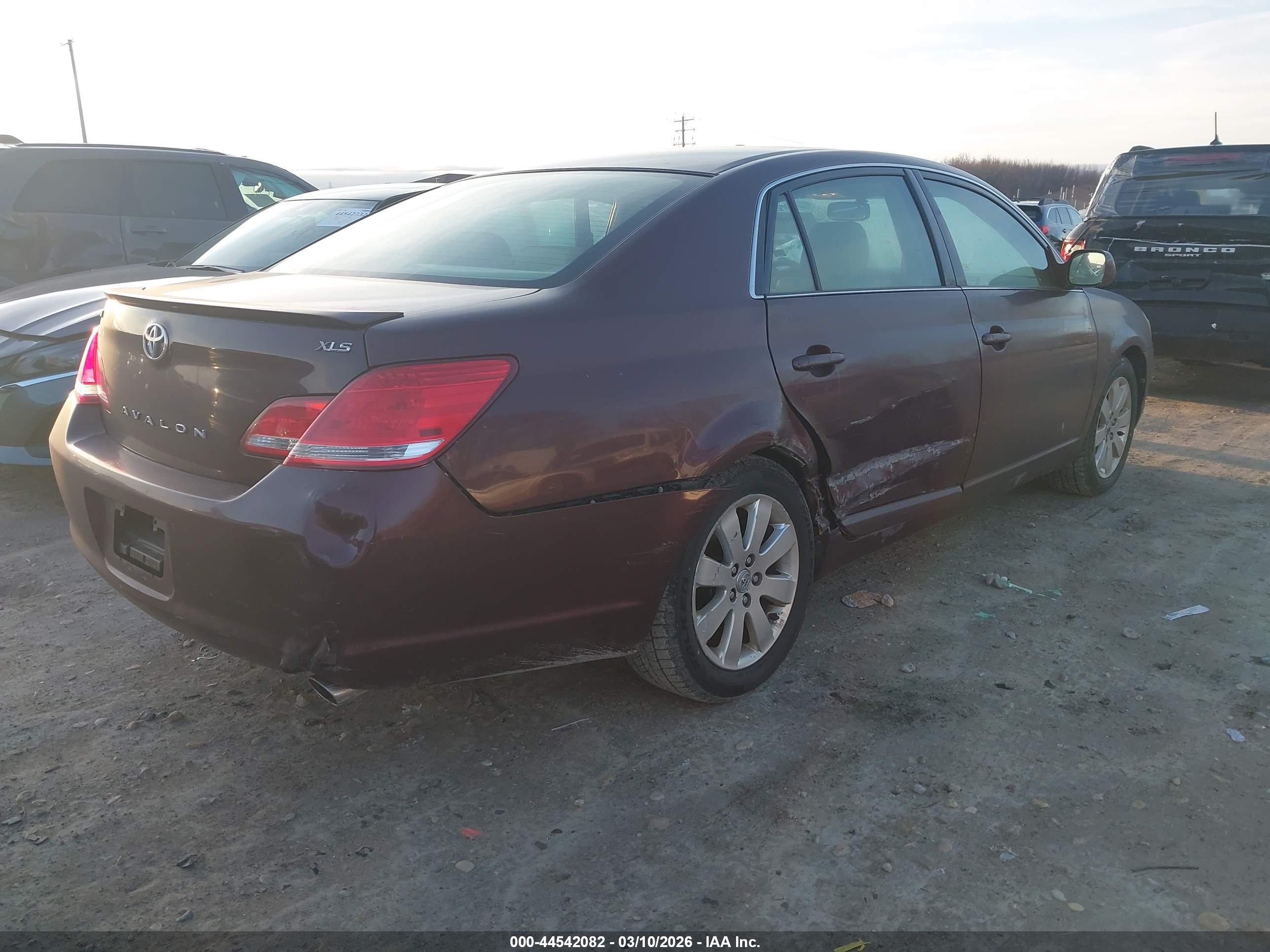 TOYOTA AVALON image 4
