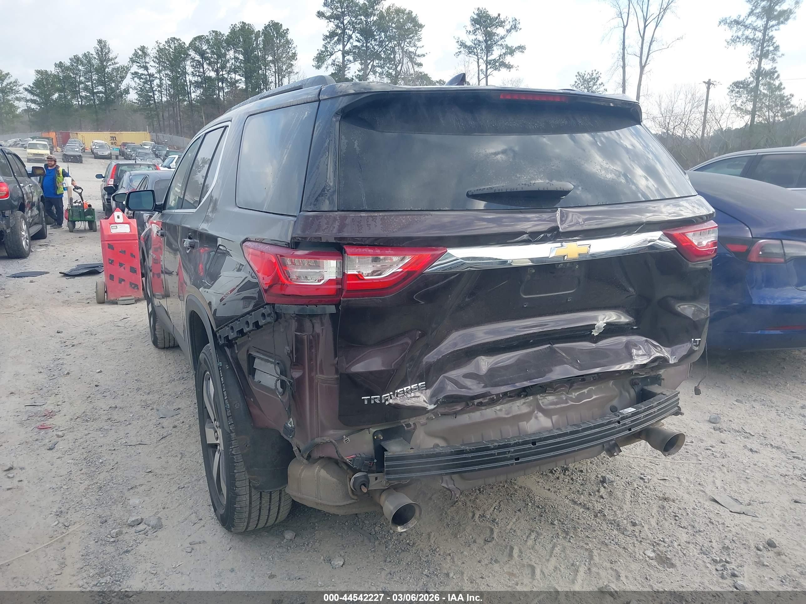 CHEVROLET TRAVERSE image 3